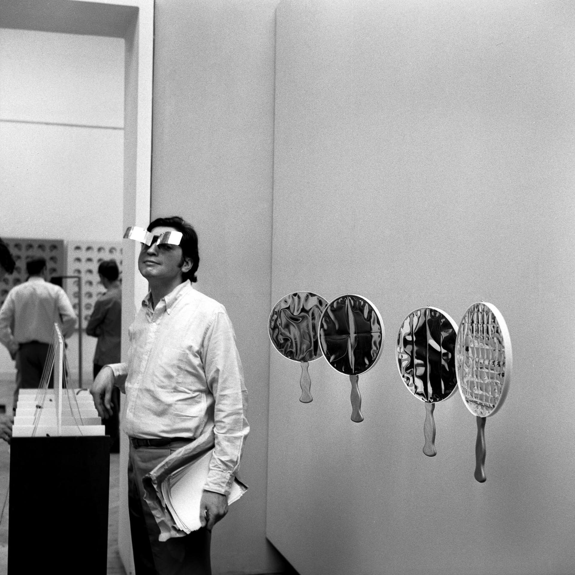 Sala Le Parc, Bienal de Venecia, 1966, con sus “anteojos para una visión diferente”
