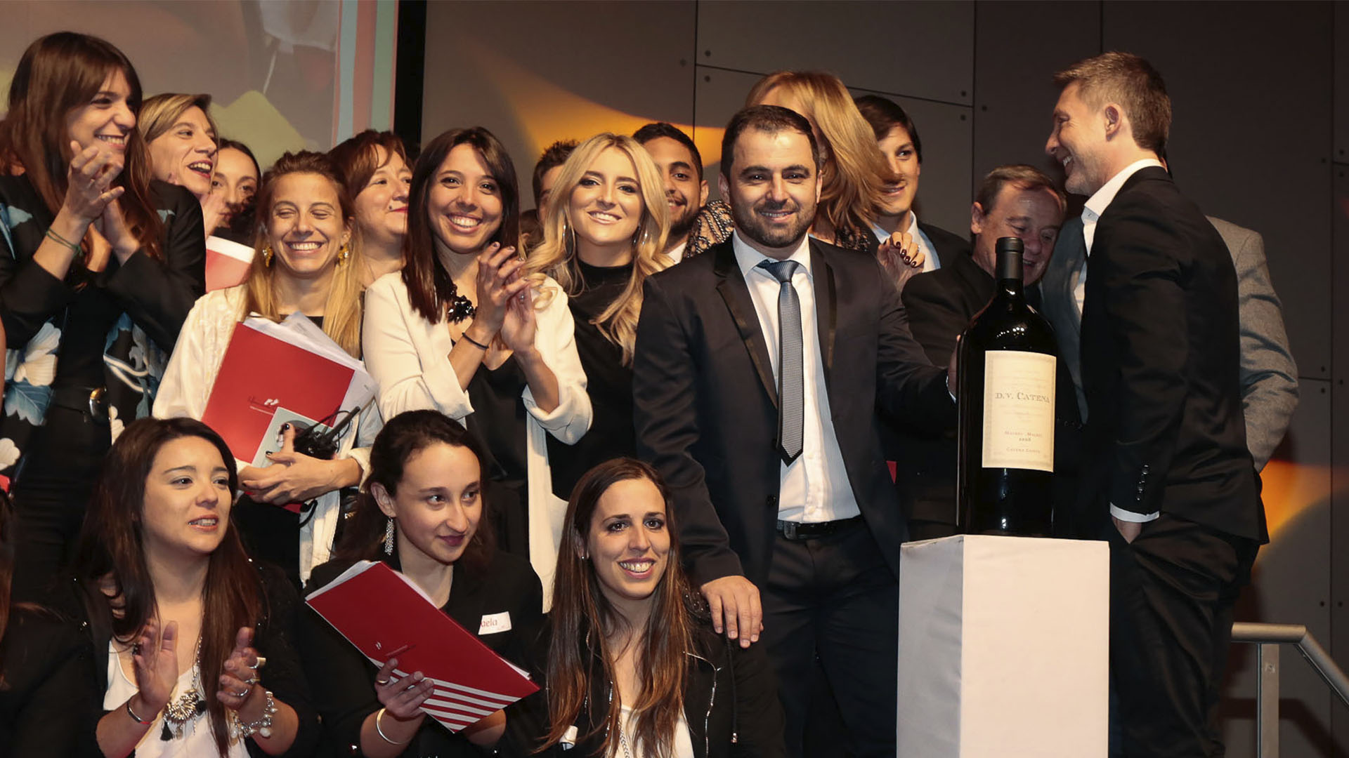 Durante la noche, se realizó una subasta silenciosa de dos botellas de seis litros de vino, en una edición única embotellada especialmente para Haciendo Camino. Lo recaudado será destinado a los programas que se llevan a cabo en los 12 centros de la organización, ubicados en el norte argentino /// Fotos: Christian Bochichio
