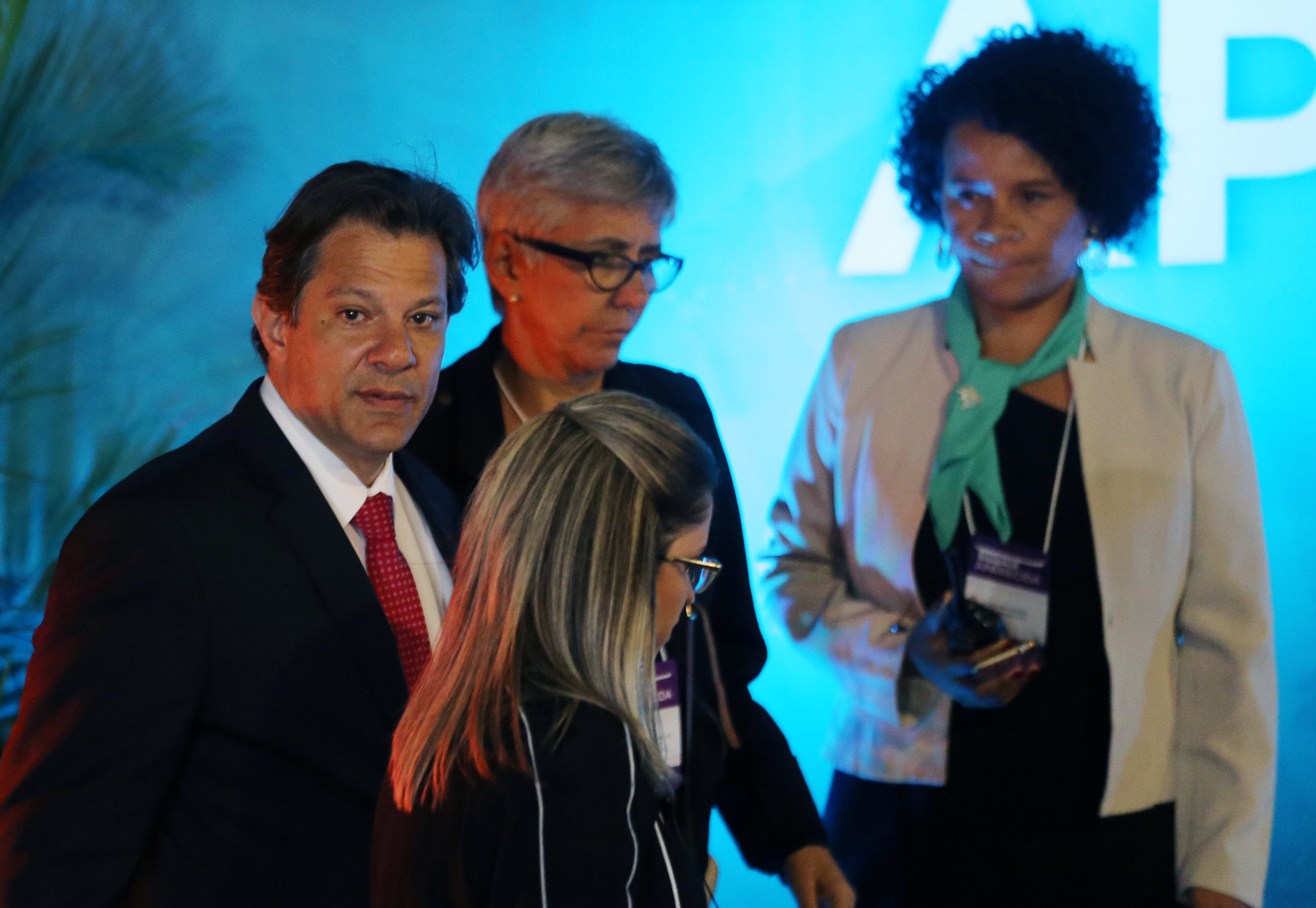 La llegada de Fernando Haddad a su primer debate (REUTERS/Paulo Whitaker)