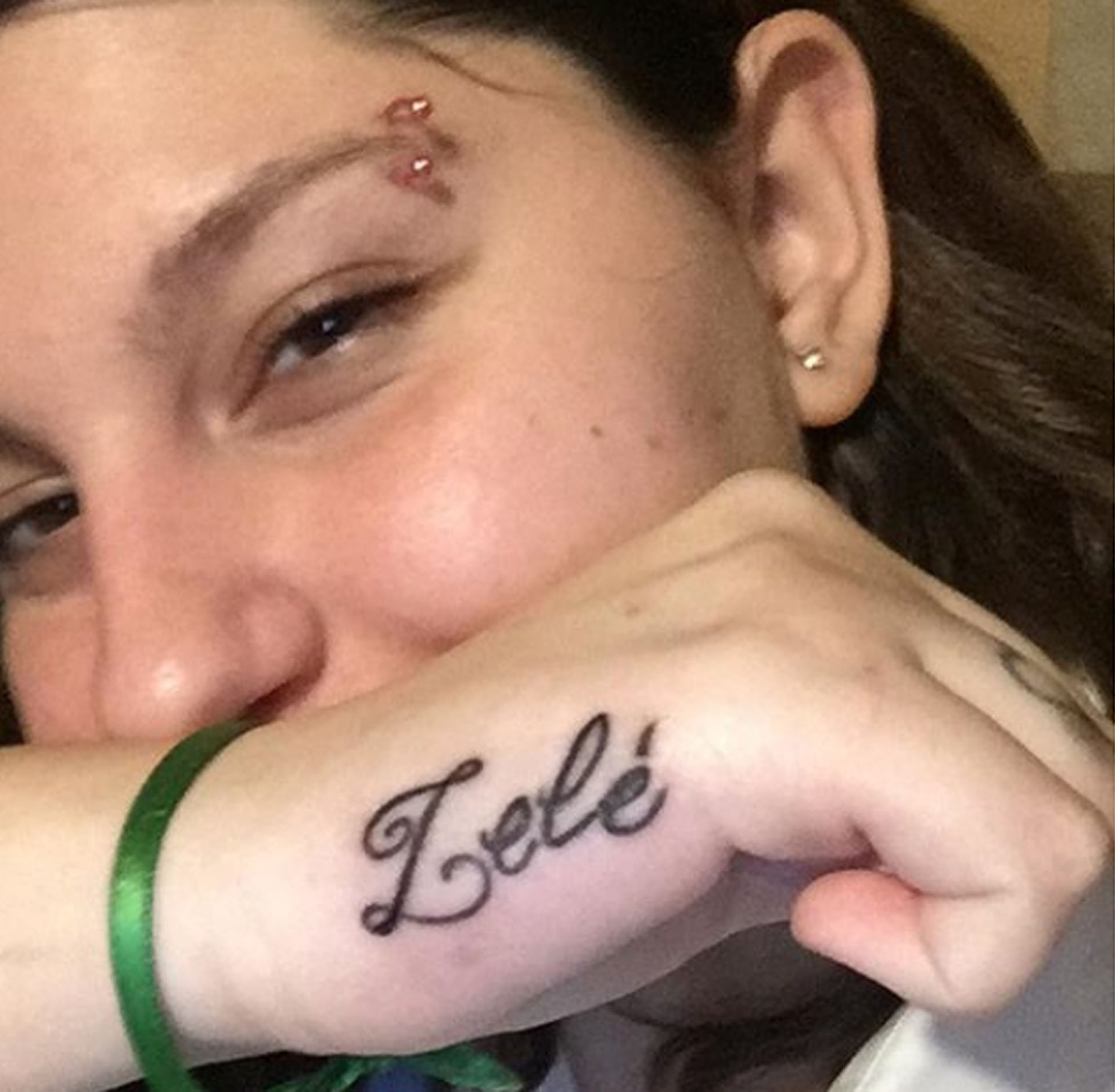 ¿Quién es esta chica? Se llama Candelaria. Y el tatuaje es su homenaje a otra Cande, a la que llaman Lelé. Y es famosa, con apellido ilustre: Tinelli. “Ella me enseñó muchas cosas: a amar, ser amado, a respetar, ser respetado, a pensar, a vivir, a disfrutar”, dijo la adolescente sobre el por qué del tattoo sobre su gran referente (Instagram)