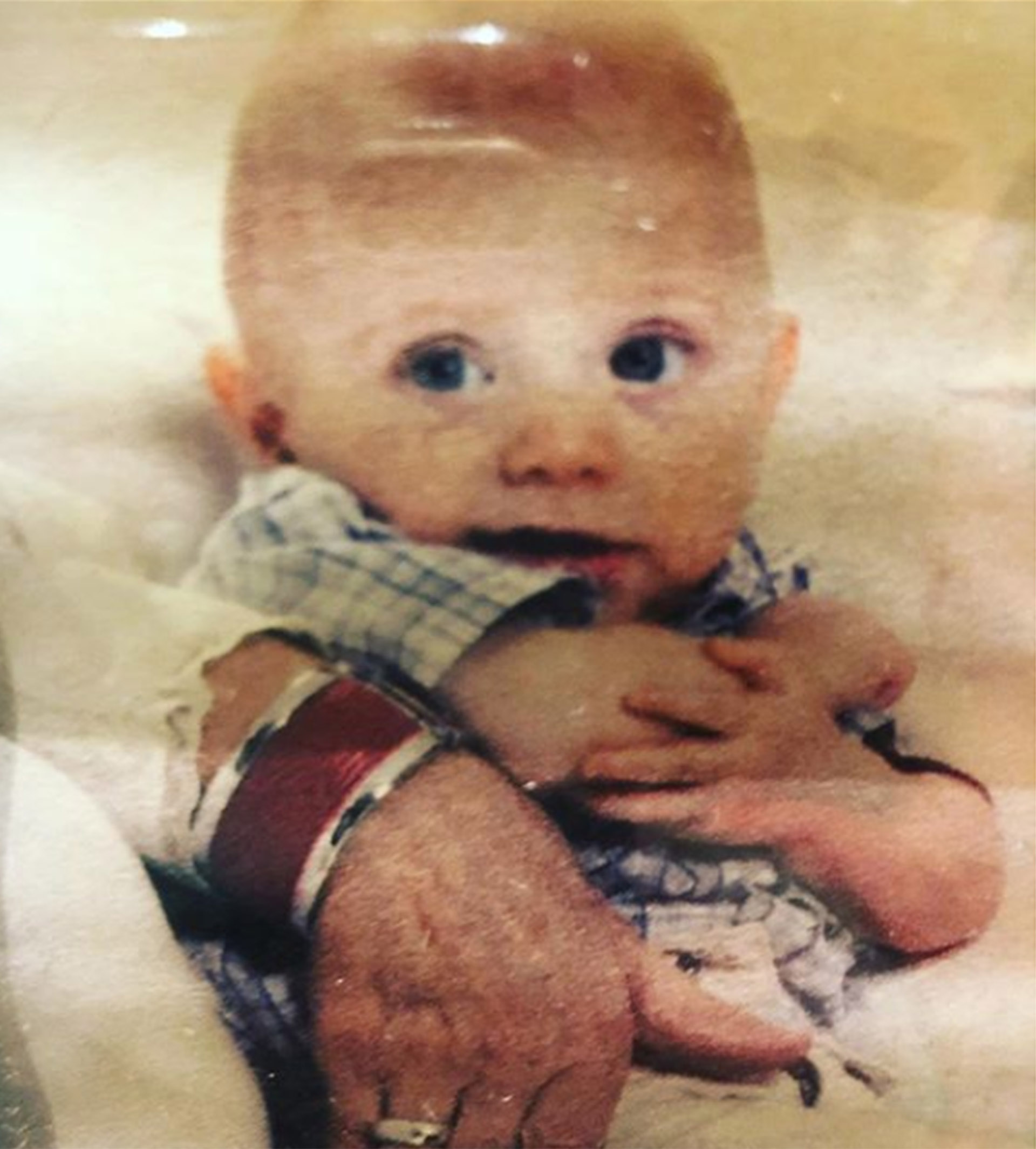 La calidad de la foto no es la mejor. Y es lo que menos importa. Porque ese hermoso bebé se llama Facundo. Es hijo de Maru Botana. Y este viernes 21 de septiembre se cumplieron diez años de su muerte absurda -que siempre lo es, pero en este caso más que nunca-. La cocinera lo recordó en las redes con esa foto. Y estas palabras: “Mi lindo Facu, nunca entendí el por qué ni el para qué. Esa mano que te abraza es la de tu abuela, que tanto te ama y reza”. Porque en esos brazos, el corazón de Facundo dejó de latir. Nunca se entenderá el por qué. Hay preguntas que solo pueden formularse (Instagram)