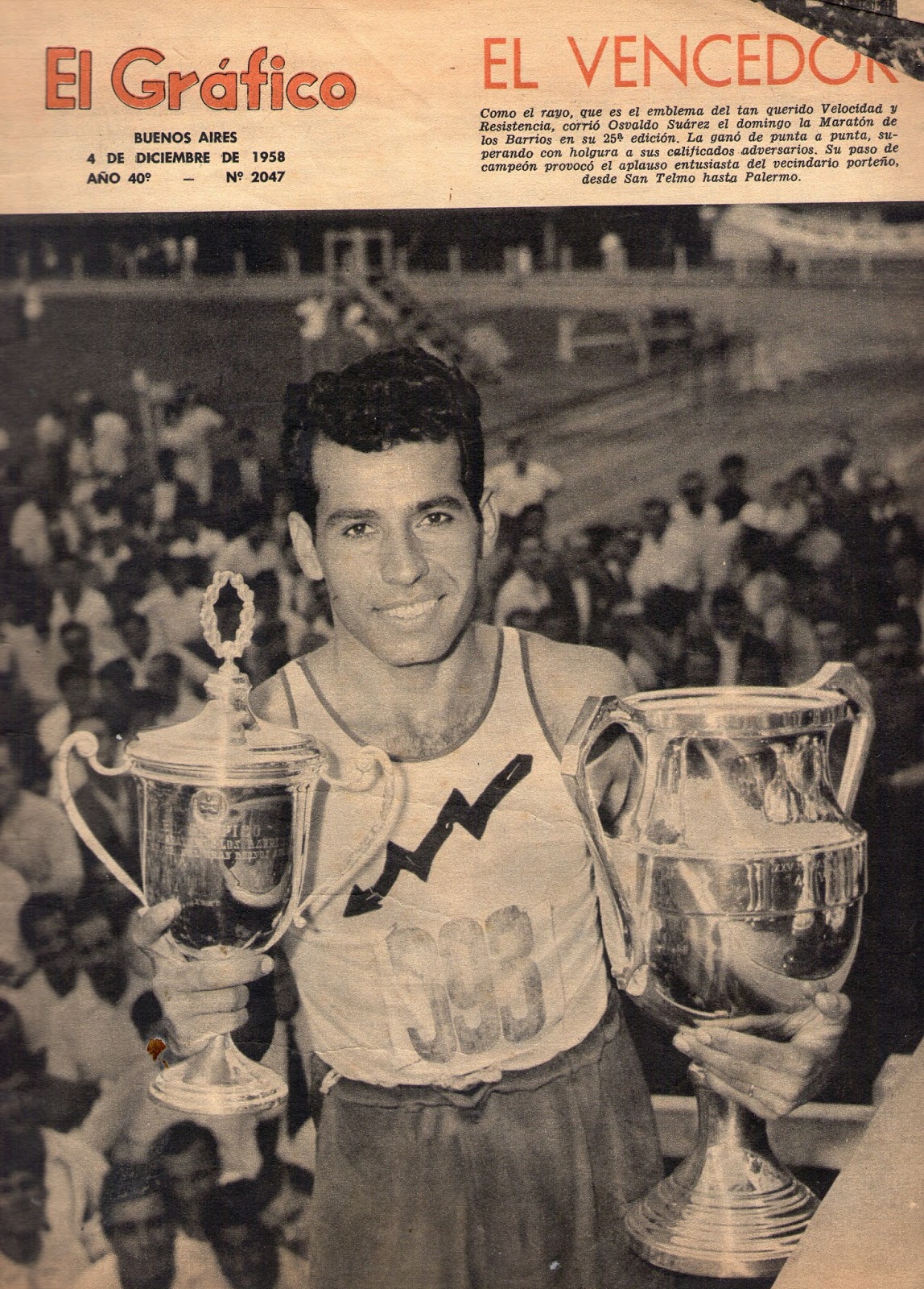 Osvaldo Suárez tras ganar la 58° edición del Maratón de los Barrios, en 1958