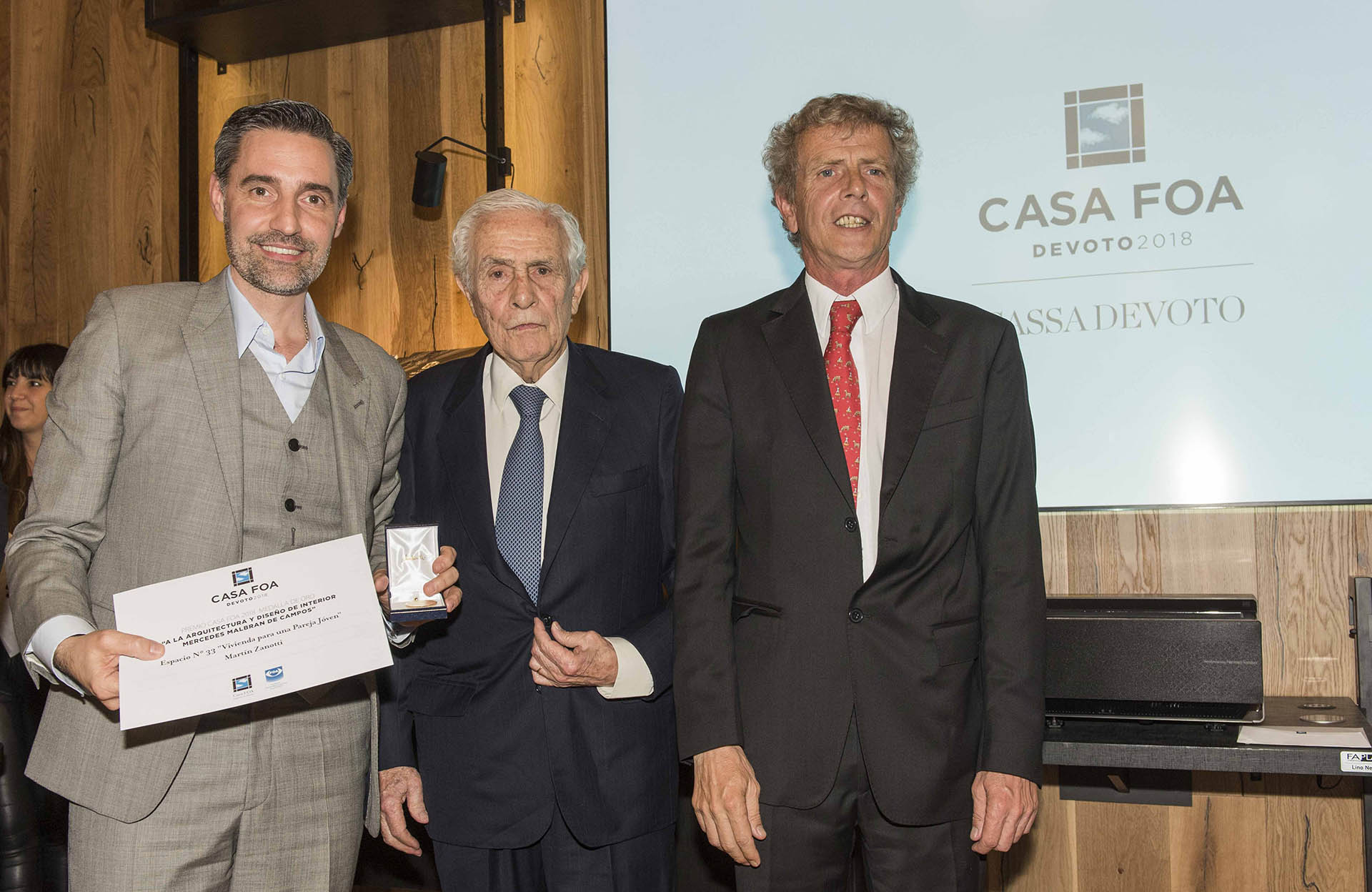 Martín Zanotti, ganador de la medalla de oro a la arquitectura y el diseño interior, junto a Enrique Segundo Malbran y Marcos Malbran