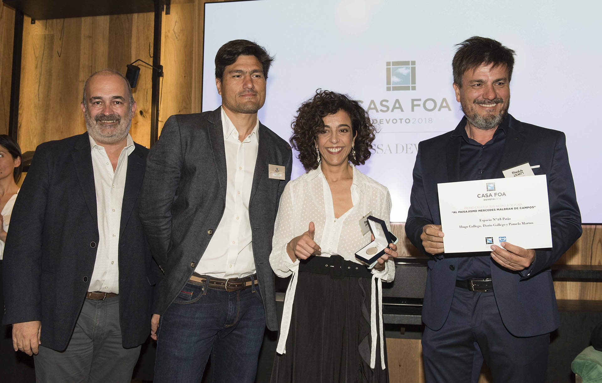 Eduardo Macchiavelli junto a los ganadores de la medalla de plata al paisajismo: Hugo Gallego, Pamela Martos y Darío Gallego
