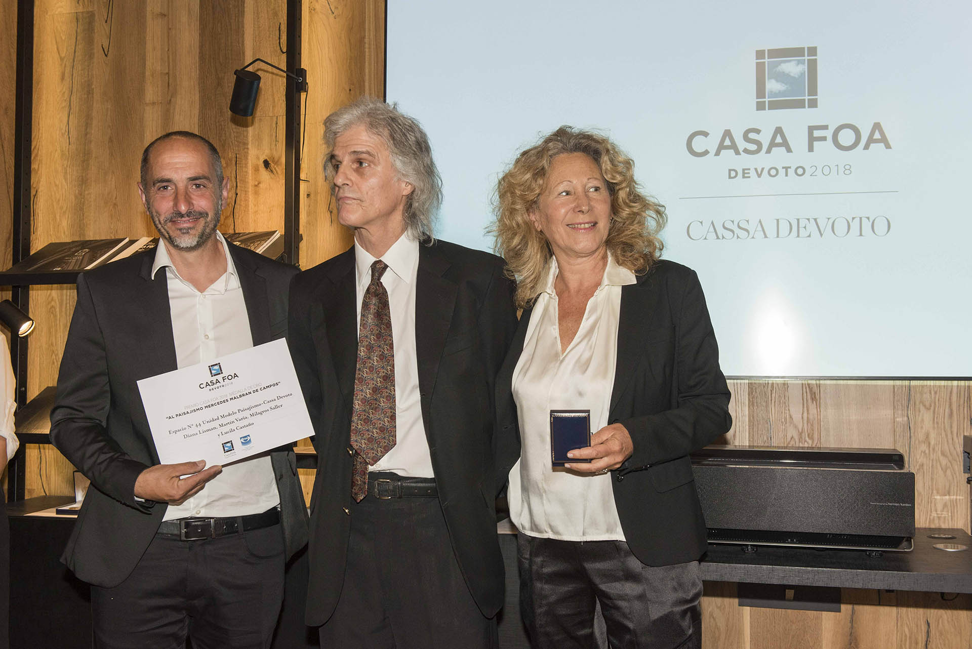 Enrique Malbran junto a los ganadores de la medalla de oro al paisajismo, Martín Varia y Diana Lisman