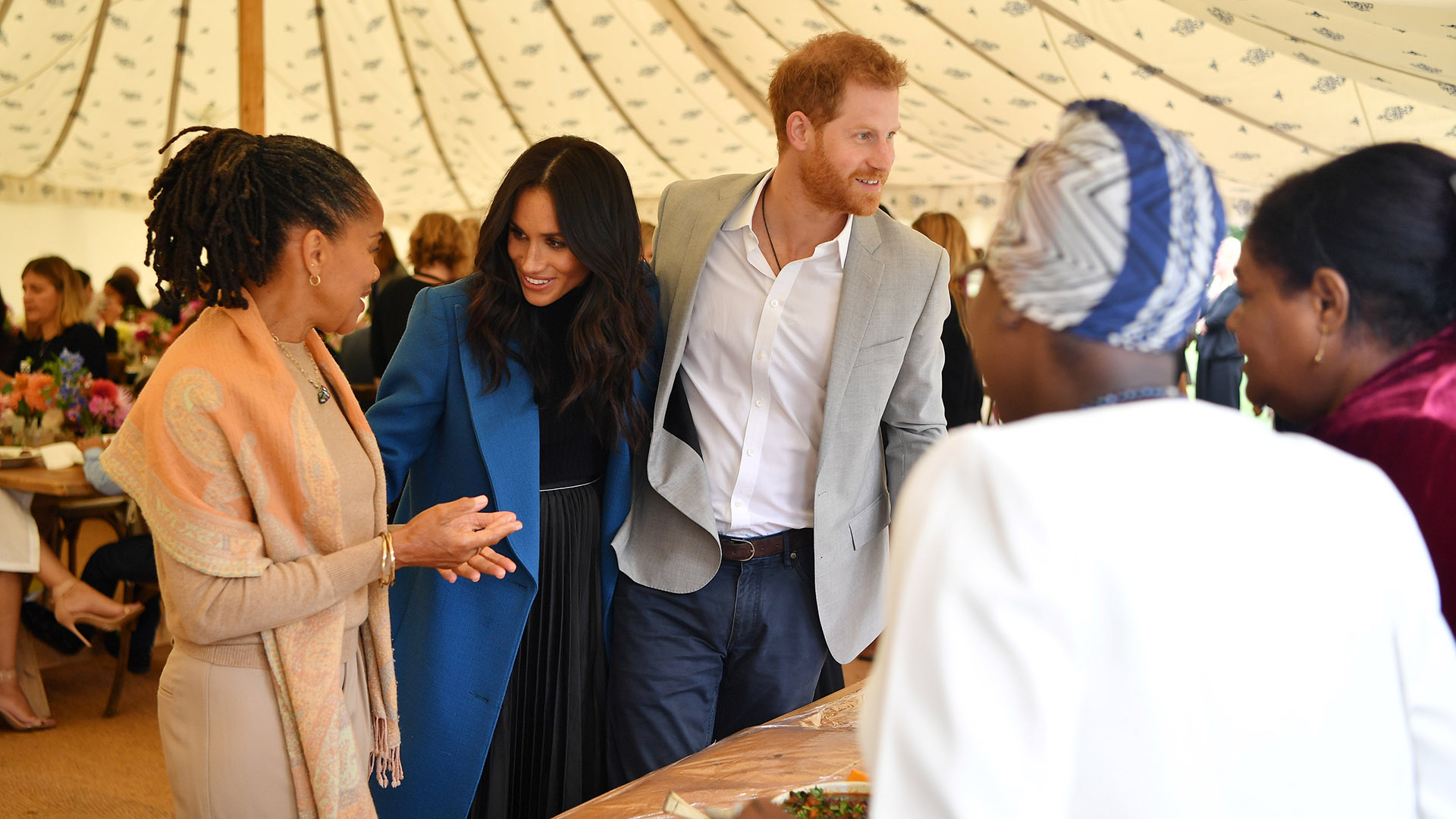 La duquesa de Sussex se mostró feliz junto a su familia durante la presentación de su libro de recetas “Together: Our Community Cookbook” /// Fotos: Reuters – AP
