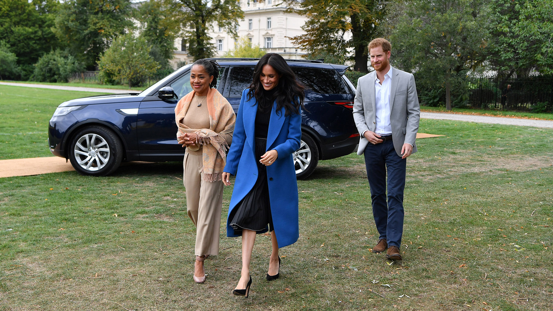 La duquesa de Sussex llegó acompañada por su madre, Doria Ragland, y su marido, el príncipe Harry