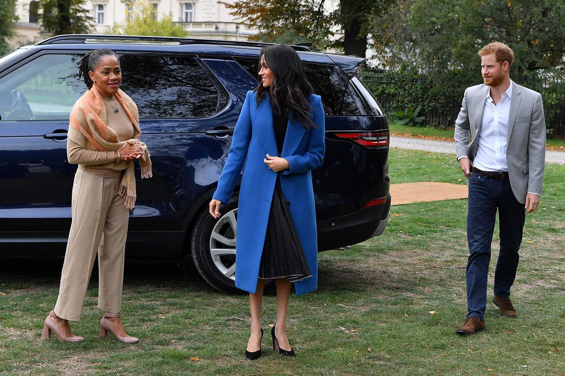 Meghan eligió un look formal, compuesto por un outfit negro y un elegante tapado azul