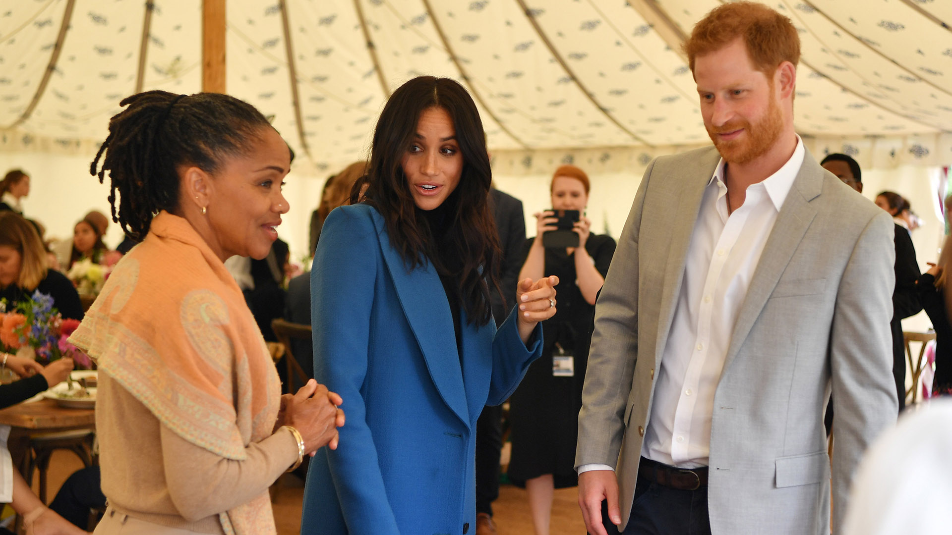 Doria Ragland, Meghan Markle y el príncipe Harry en el lanzamiento del libro de cocina de la duquesa (Ben Stansall/Pool via Reuters)