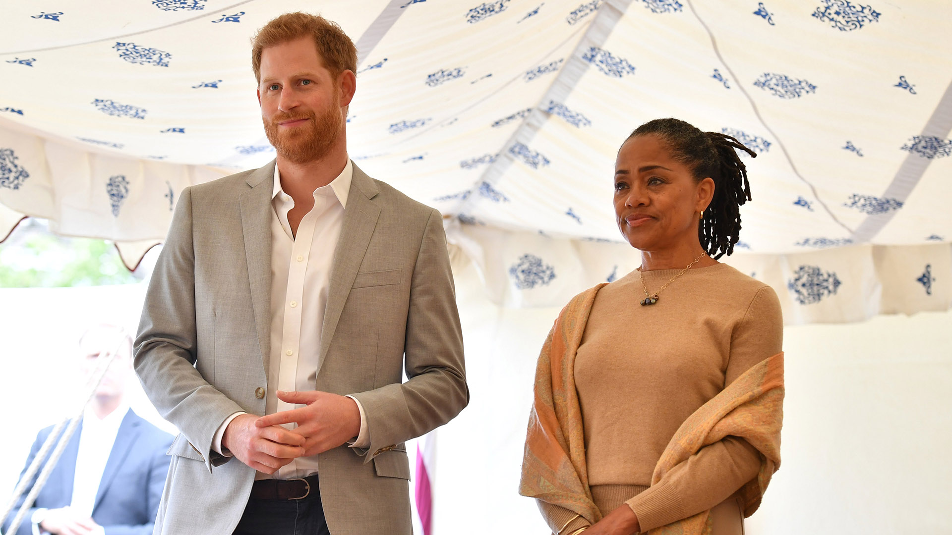El príncipe Harry junto a Doria Ragland escuchando a Meghan durante la presentación de su libro