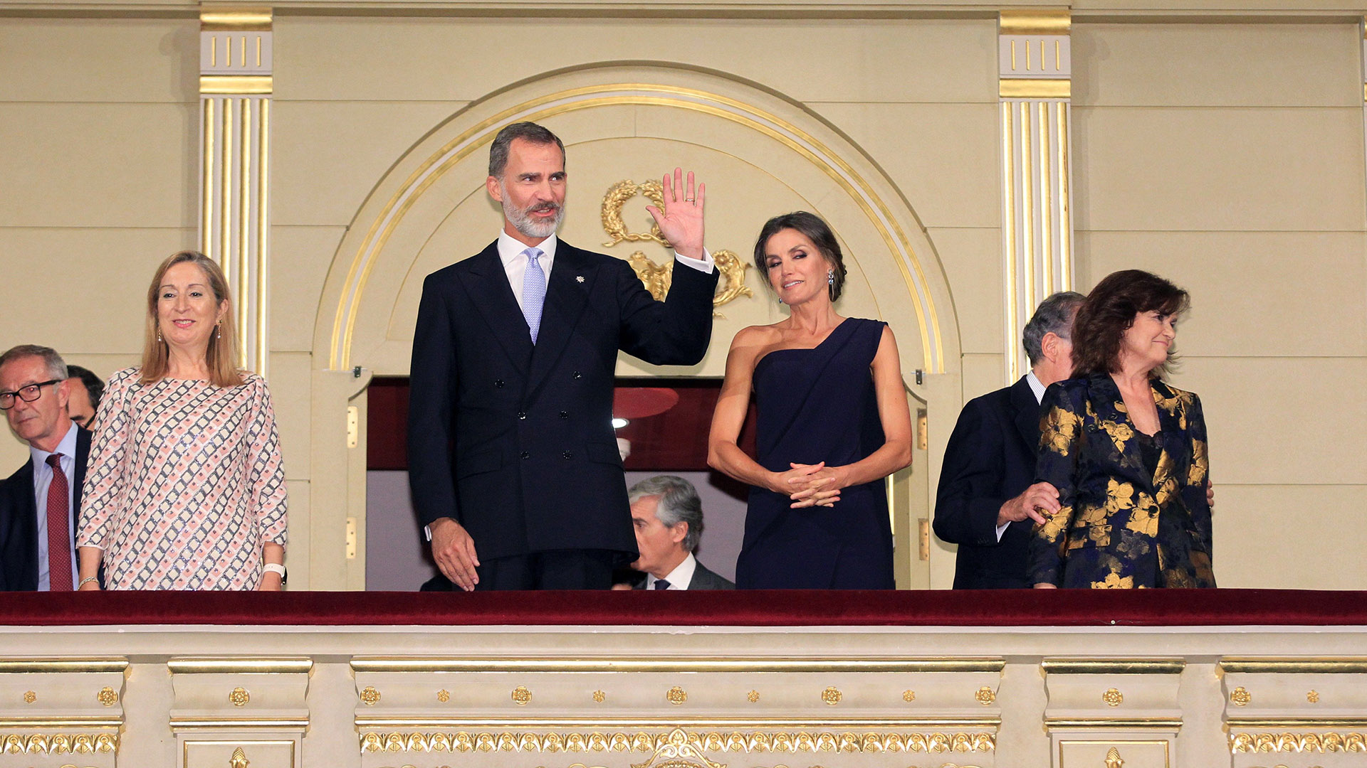 Felipe y Letizia junto a la presidente del Congreso de los Diputados, Ana Pastor, y la vicepresidente del Ejecutivo, Carmen Calvo, en el Teatro Real /// Fotos: EFE