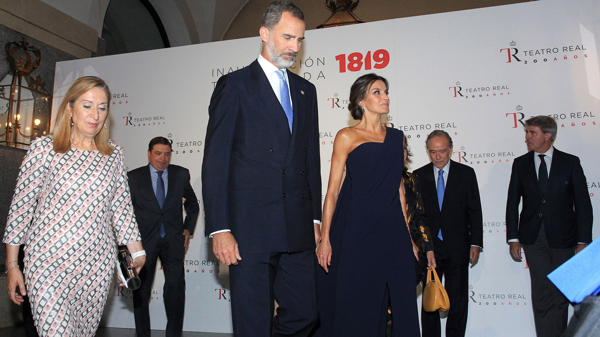 Letizia camina junto a su marido, el rey Felipe, tras finalizar sus vacaciones de verano y retomar su agenda oficial