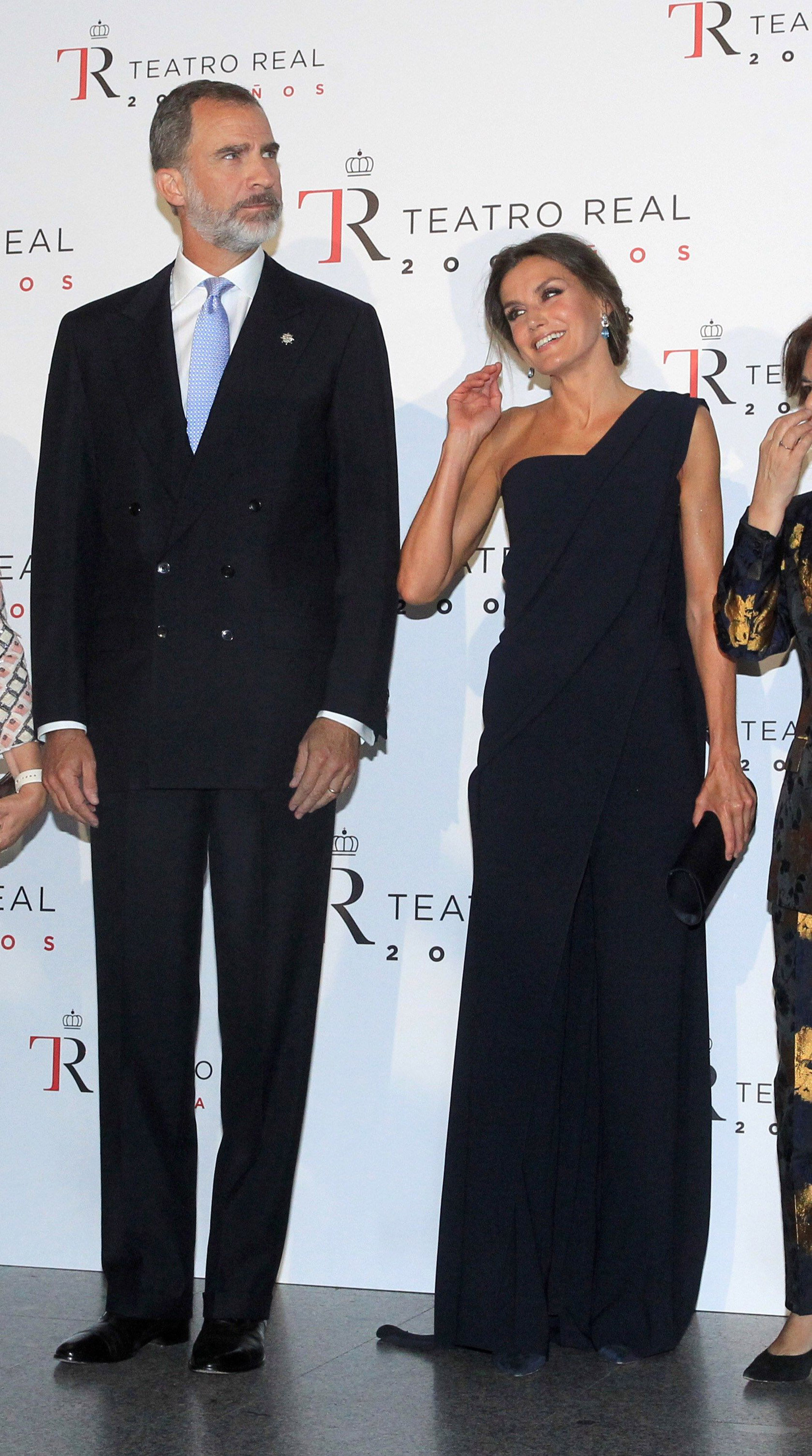 La reina lució un conjunto del español, Pedro del Hierro, que dejaba uno de sus hombros al descubierto