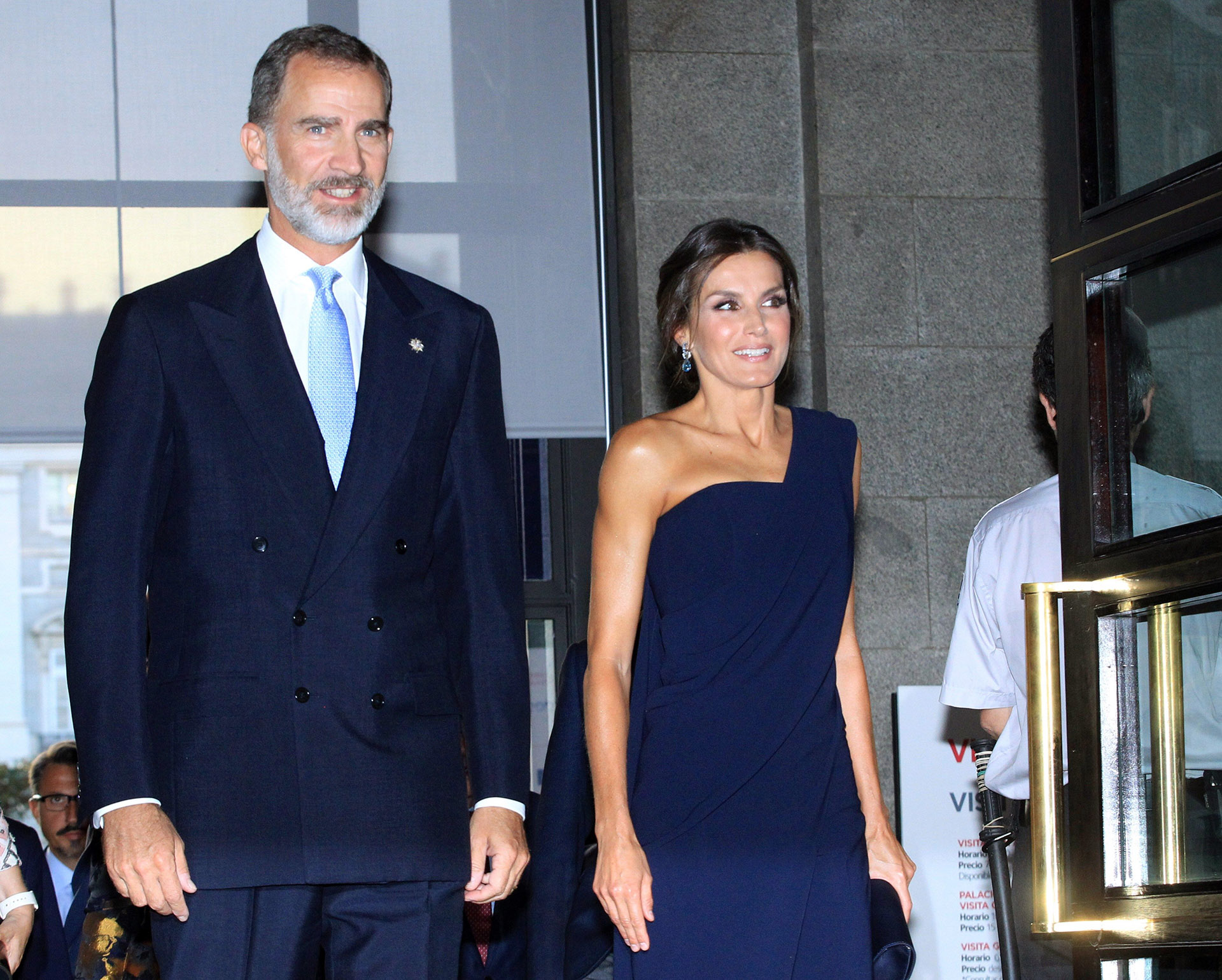 Letizia impactó con un diseño azul de inspiración griega