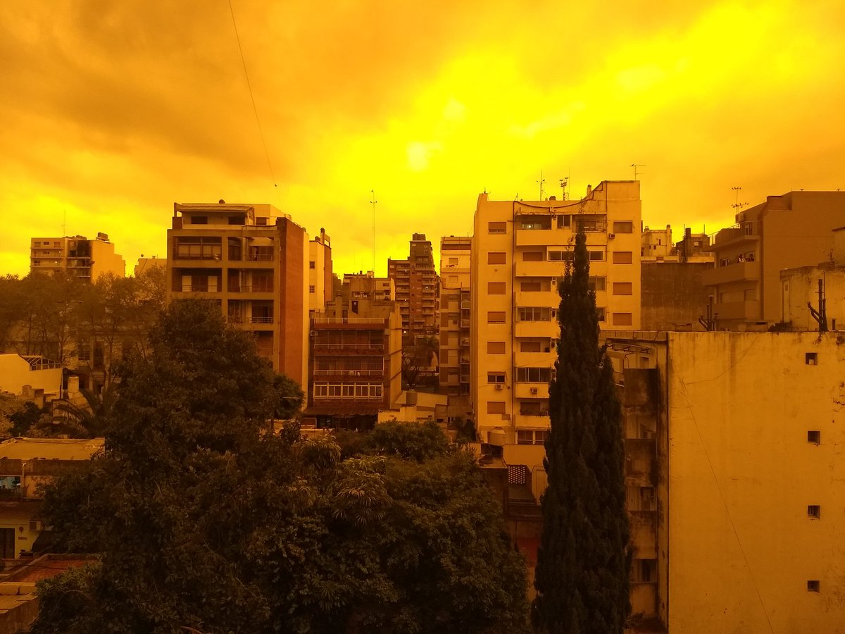 El cielo se tiñó de amarillo y asombró a la gente