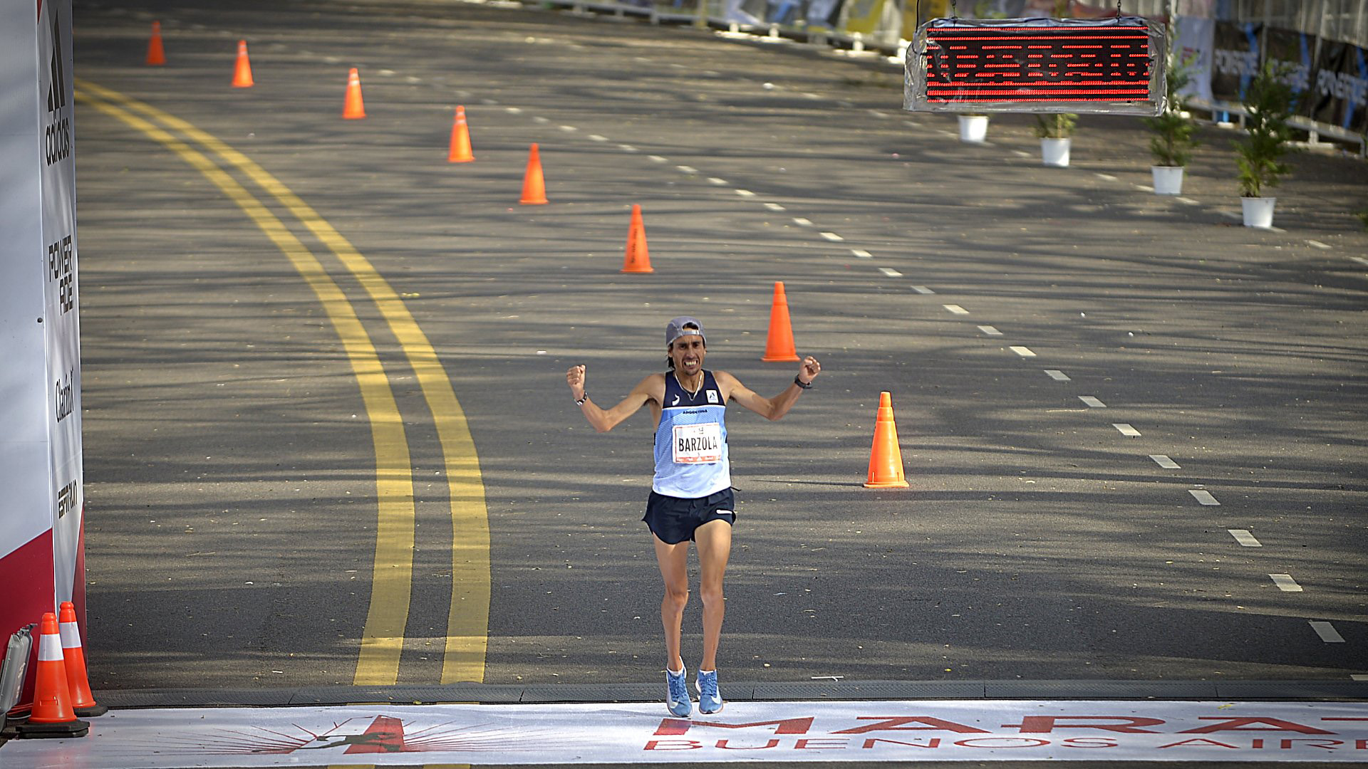 Por el lado de los argentinos, los que cruzaron la meta en primer lugar Miguel Ángel Bárzola (2h16m47) y Mariela Mabel Ortiz (2h42m10)