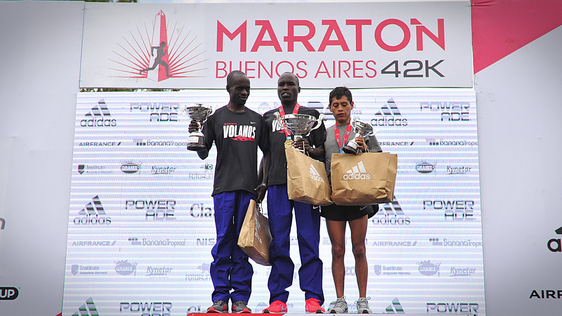 Los keniatas Saina Emmanuel Kipbemboi y Barnabas Kiptum más el peruano Cristhian Pacheco (campeón sudamericano) conformaron el podio