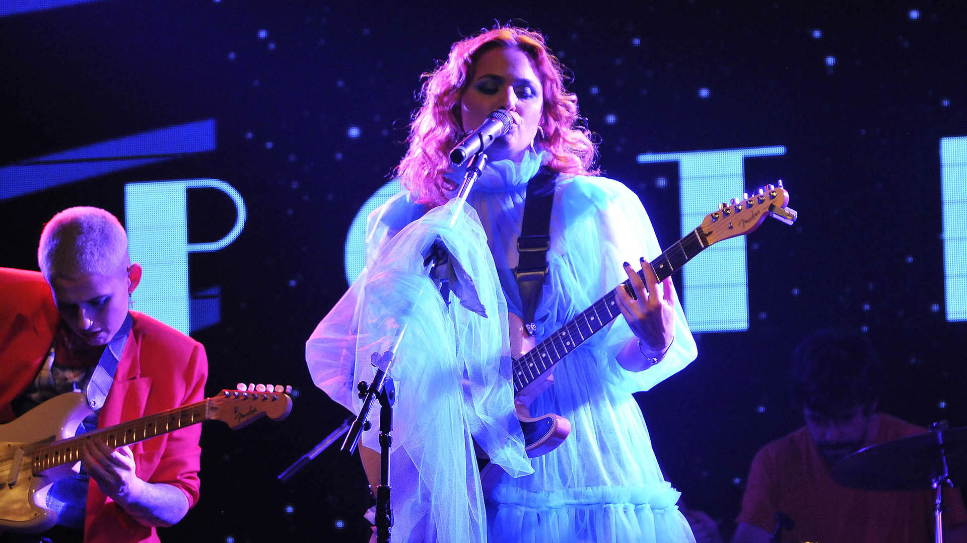 Además de cantar, Sofía Vitola toca la guitarra