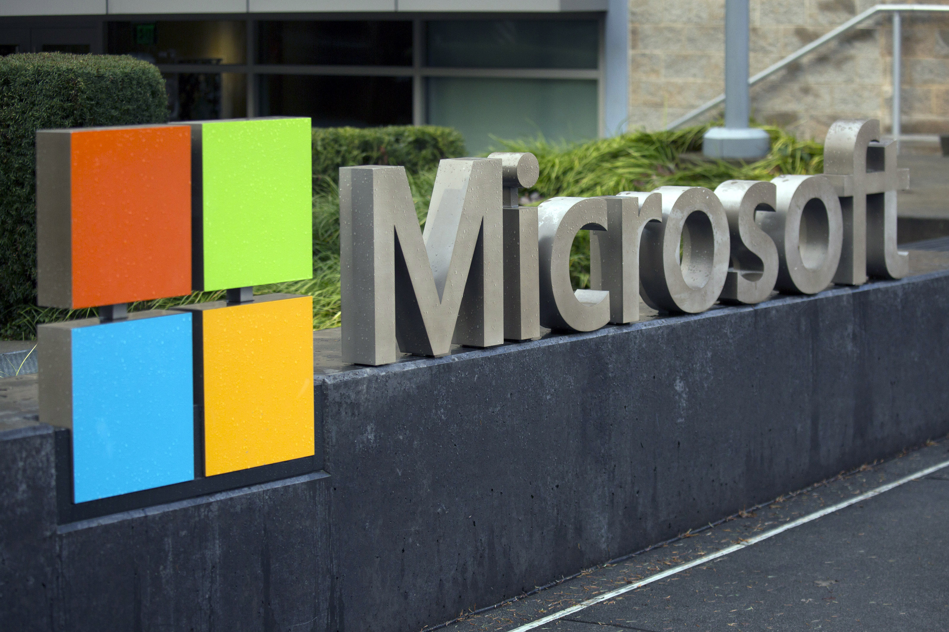 La compañía anunció esta semana que su asistente digital Cortana estará integrado a los productos de Google y Amazon. (Bloomberg photo by David Ryder)