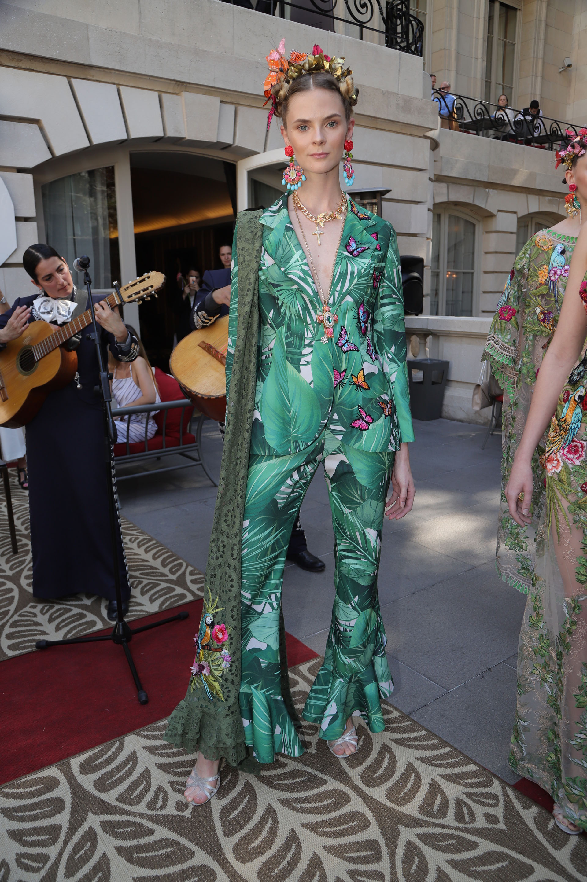 Las modelos durante el desfile y con los mariachis detrás