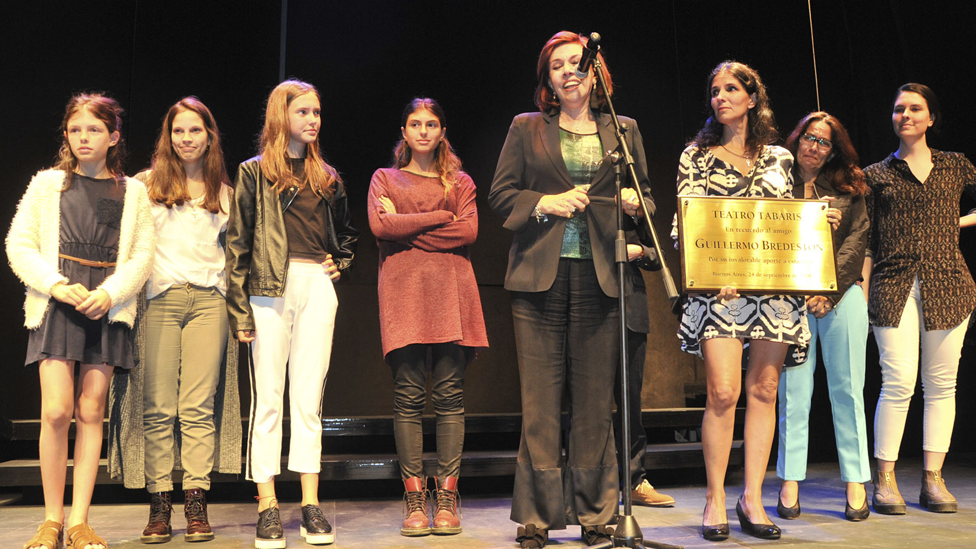 Nora Cárpena y su familia subieron al escenario para rendirle homenaje al recientemente fallecido Guillermo Bredeston, cuyo nombre quedará inmortalizado en una plaqueta recordatoria