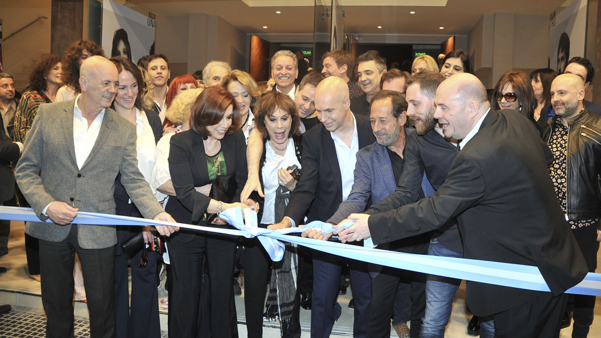 Nora Cárpena, Thelma Biral, Francella y Muscari, entre otros, en el momento de la inauguración (Teleshow)