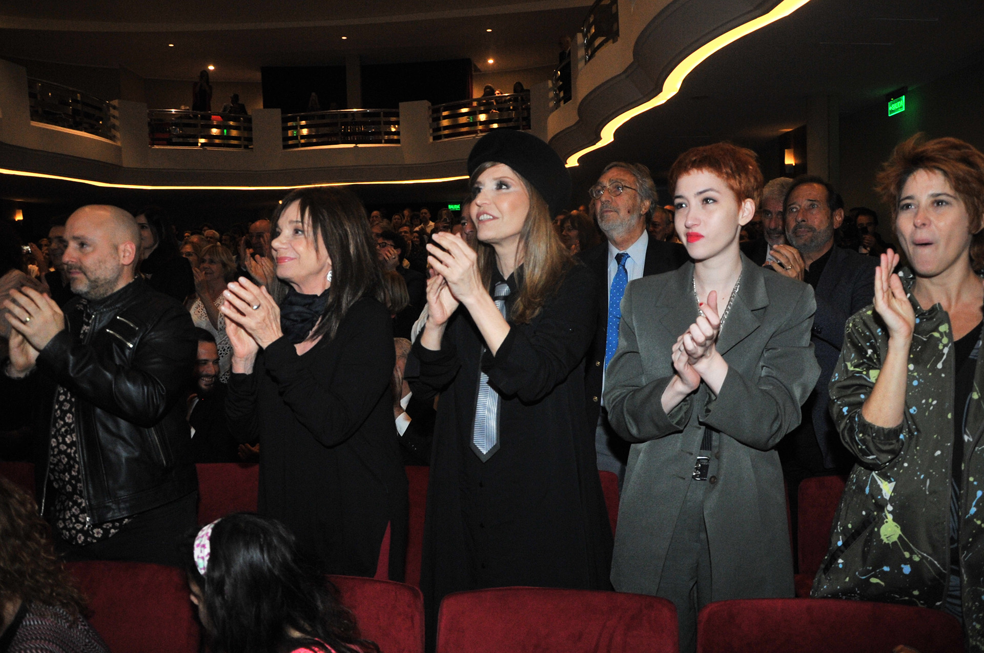 Muscari, Ana María Picchio, Esther Goris, Sofía Gala y Laura Novoa, con Brandoni y Francella detrás