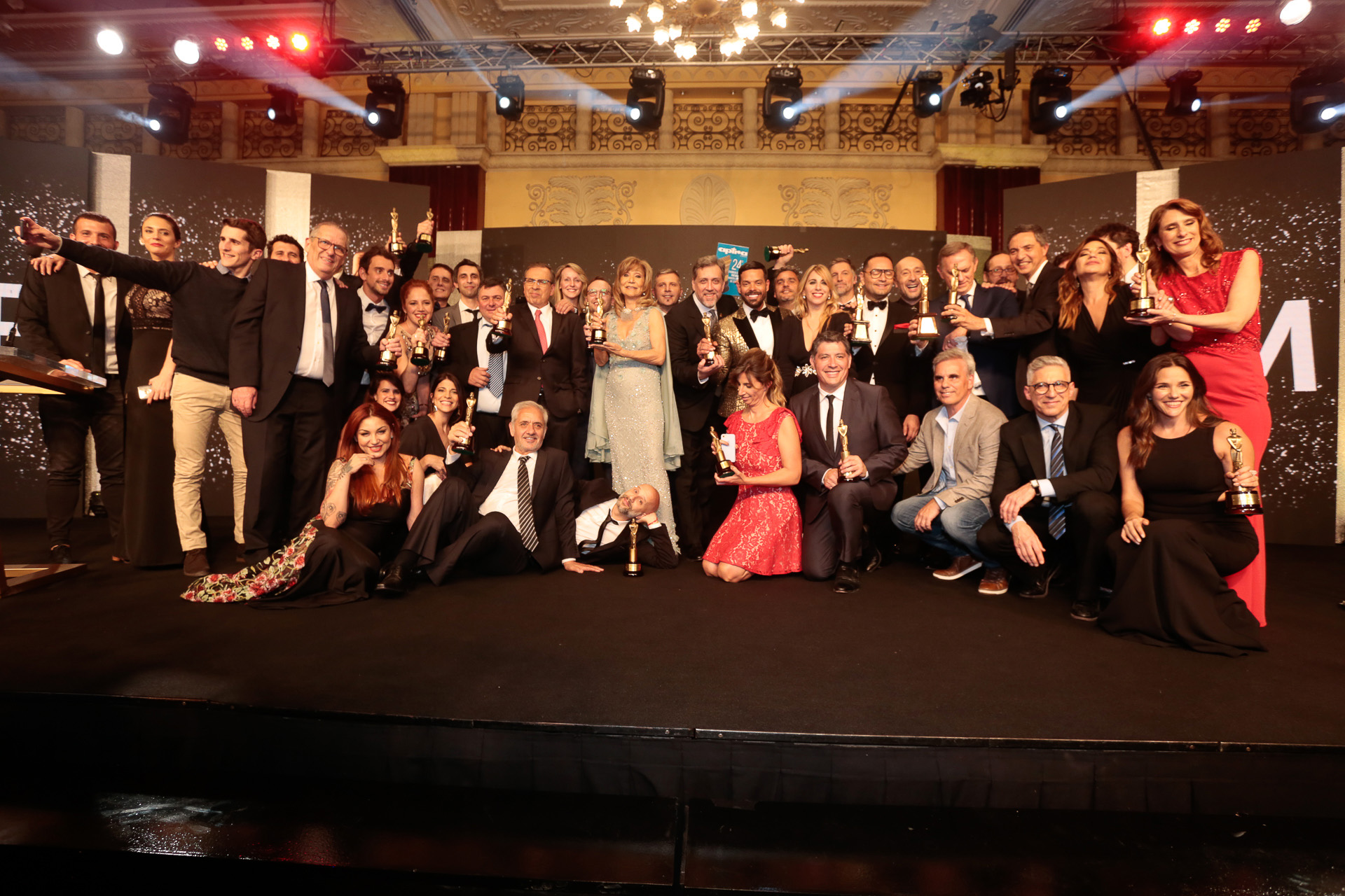 Todos los ganadores sobre el escenario