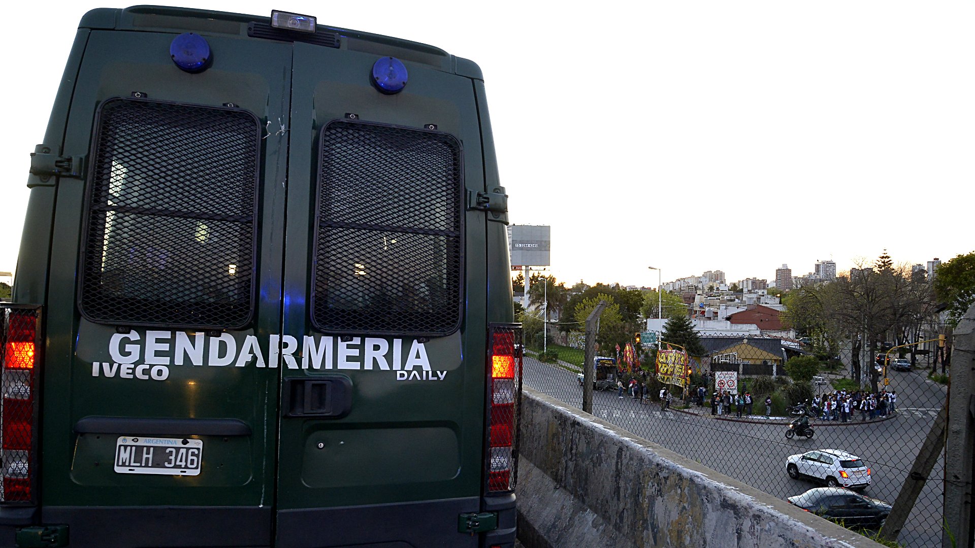 Operativo de Gendarmería frente a Hospital Posadas