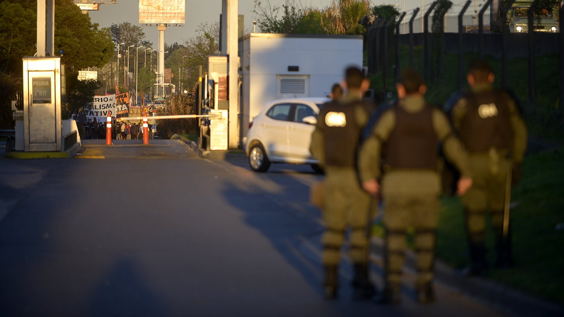 Militantes del Partido Obrero en la colectora del Acceso Oeste, altura Hospital Posadas