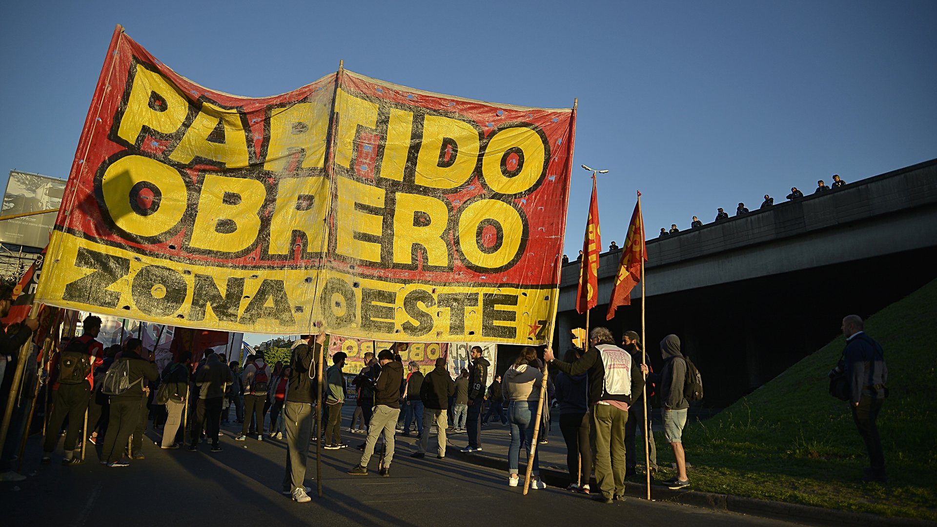 Militantes del Partido Obrero en la colectora del Acceso Oeste, altura Hospital Posadas