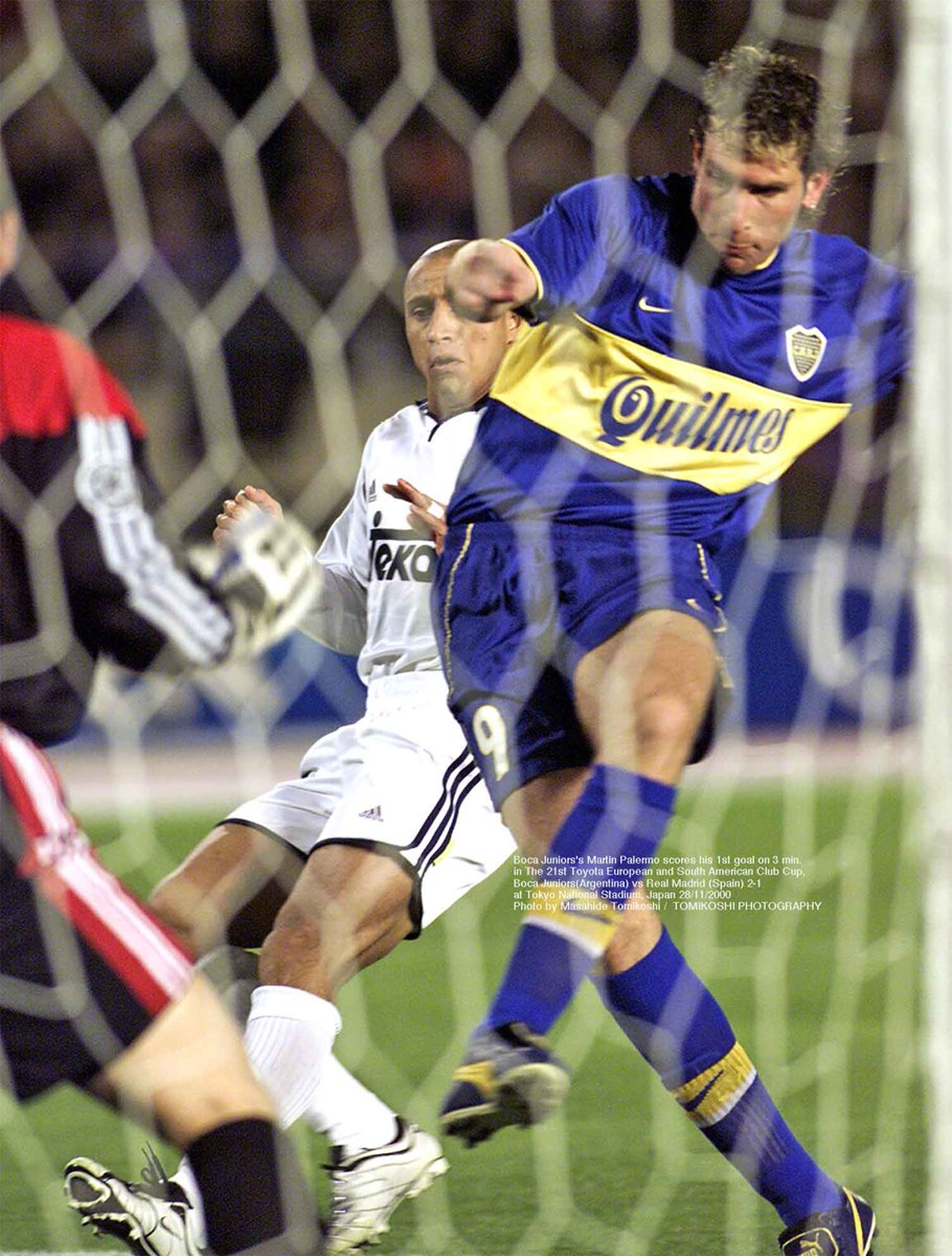 Martín Palermo deja atrás a Roberto Carlos antes de vencer a Iker Casillas (Photo by Masahide Tomikoshi / TOMIKOSHI PHOTOGRAPHY @tphoto2005)