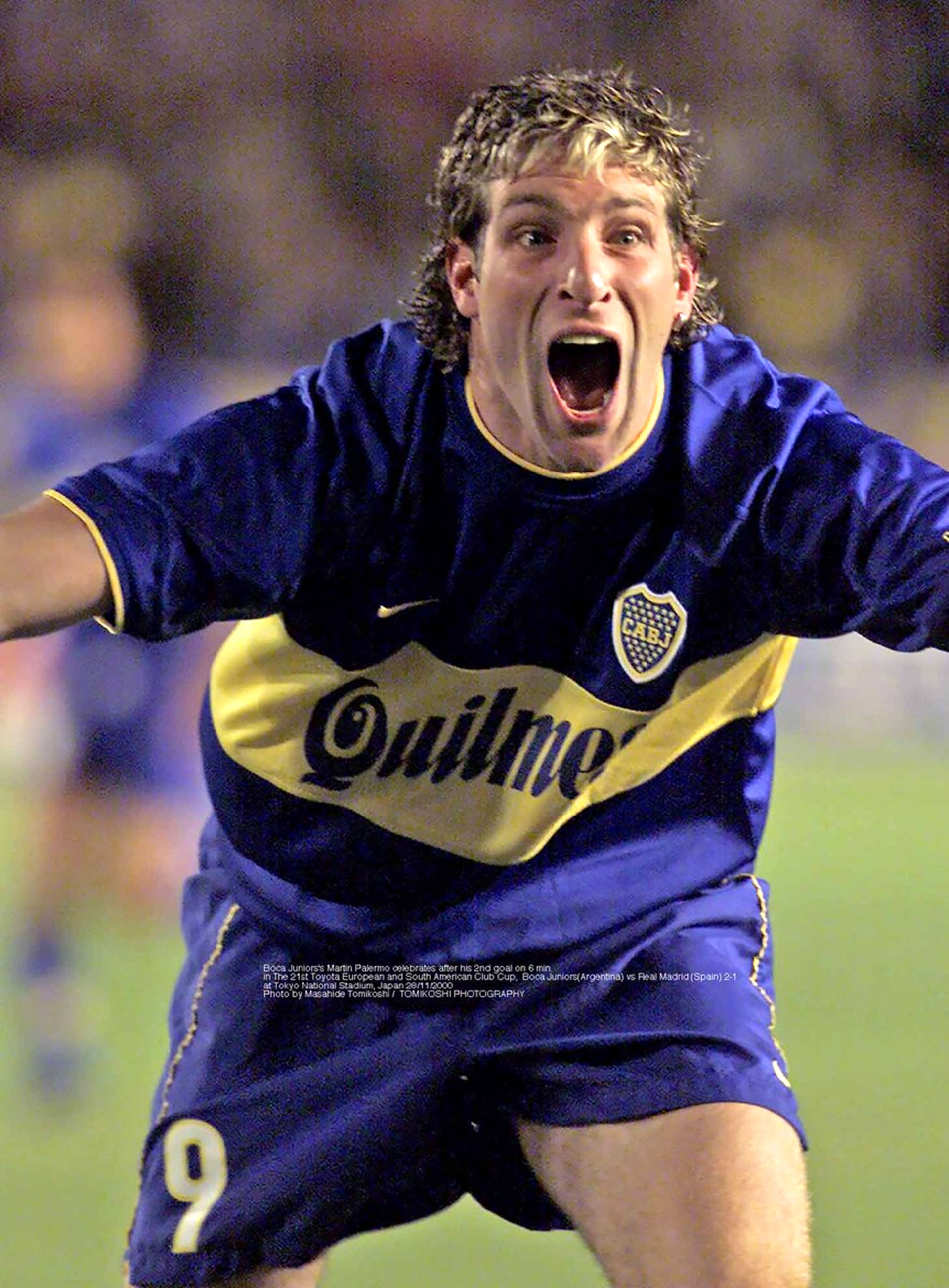 Martín Palermo celebra uno de sus dos goles ante Real Madrid (Photo by Masahide Tomikoshi / TOMIKOSHI PHOTOGRAPHY @tphoto2005)