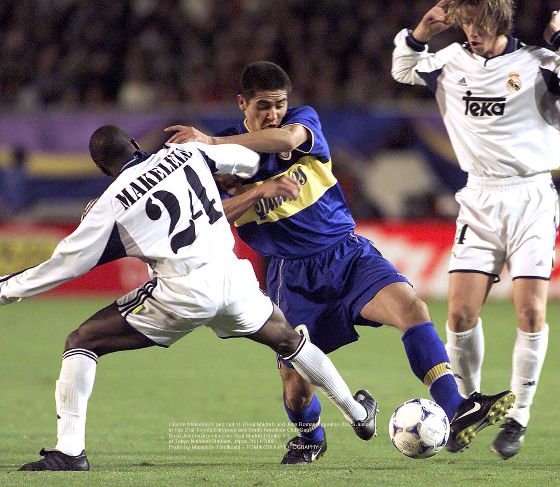 Juan Román Riquelme disputa la pelota con Makelele (Photo by Masahide Tomikoshi / TOMIKOSHI PHOTOGRAPHY @tphoto2005)