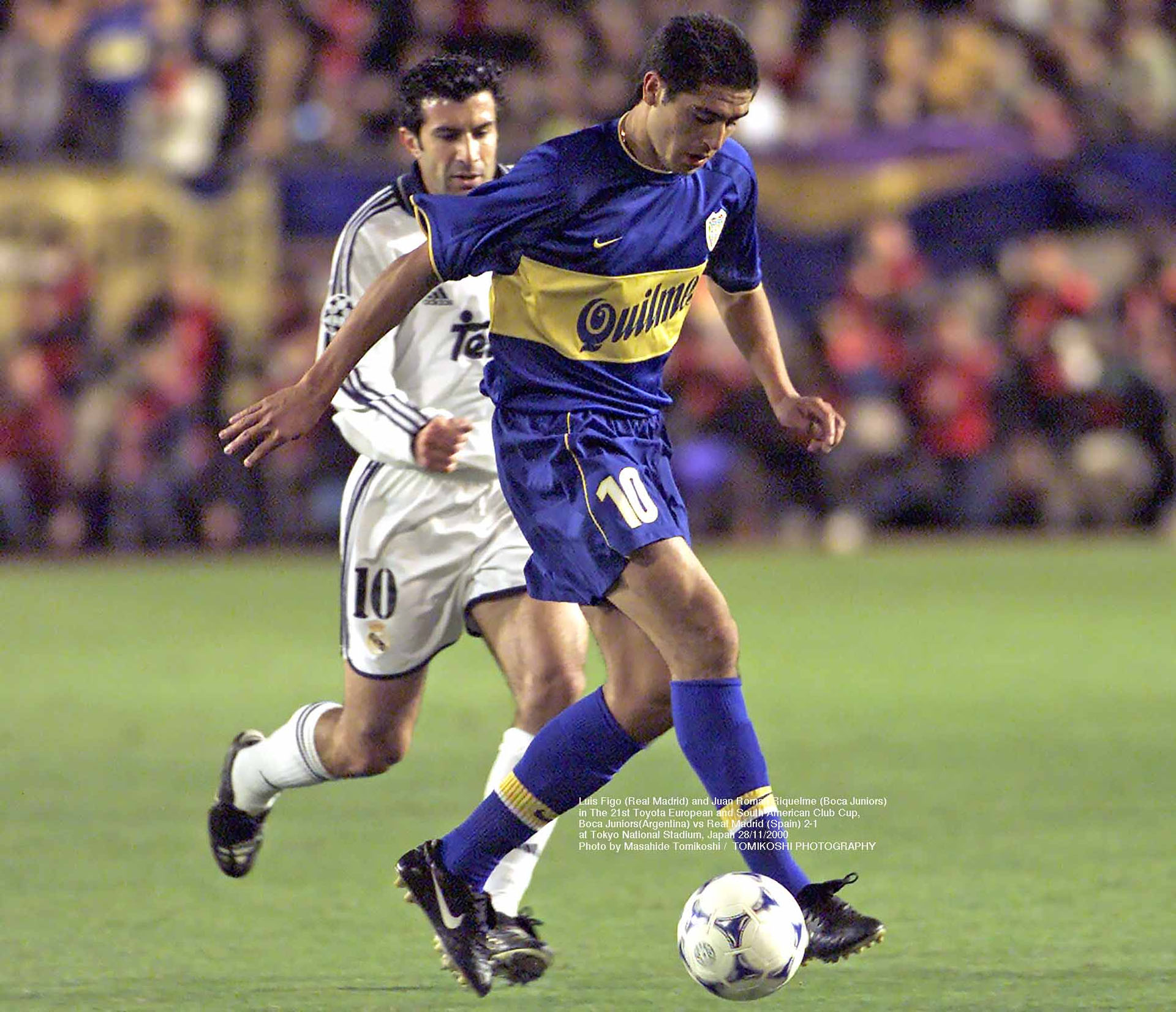 Juan Román Riquelme defiende la pelota ante la marca de Luis Figo (Photo by Masahide Tomikoshi / TOMIKOSHI PHOTOGRAPHY @tphoto2005)