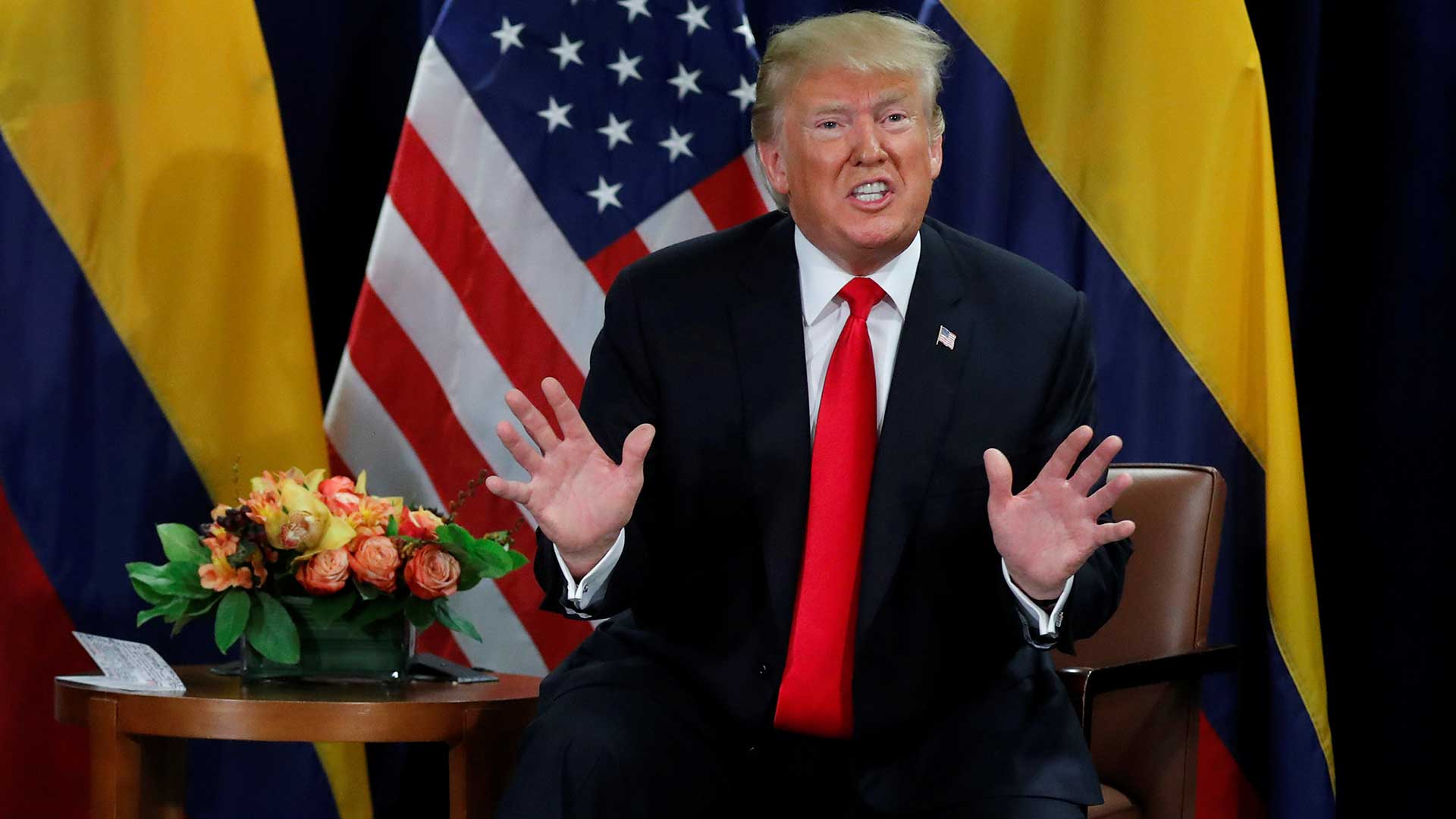Donald Trump cuestiona el aumento de las tasas de interés.