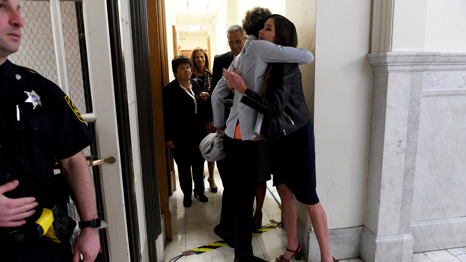 Andrea Constand junto con Janice Dickinson, otra de las víctimas (Reuters)