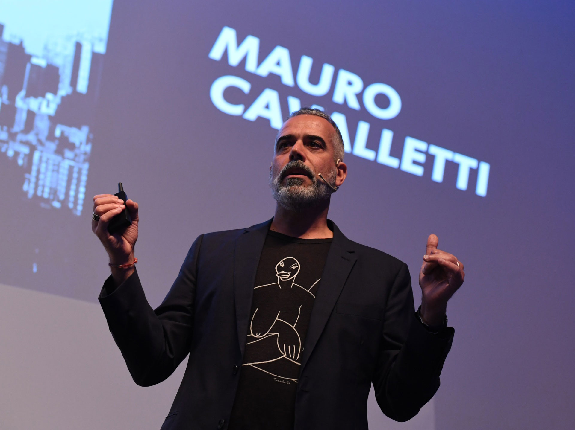 Mauro Cavaletti director del área de creative shop de Facebook e Instagram durante su conferencia.