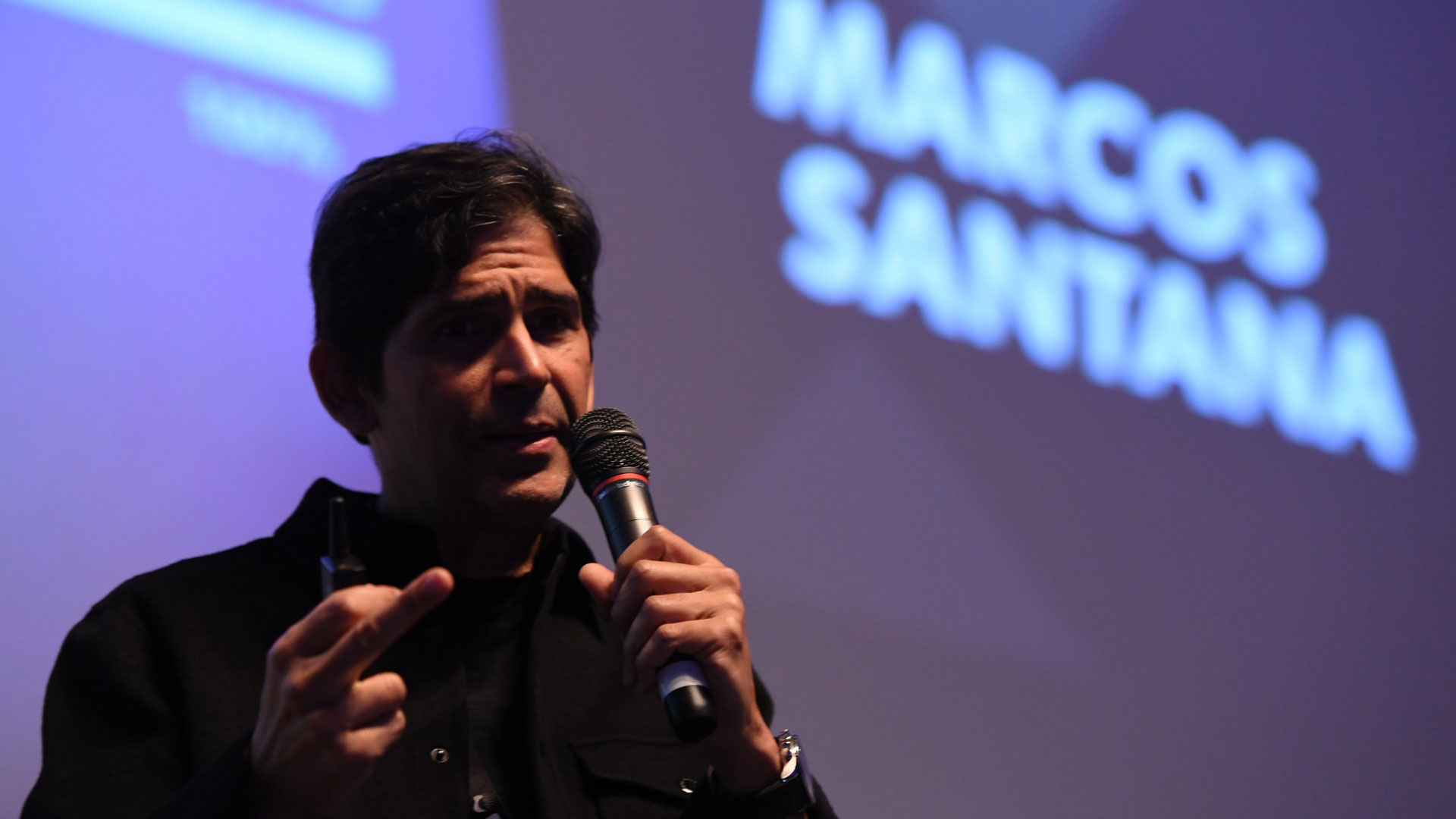 La conferencia de Santana fue corta y contundente y despertó el interés de la audiencia