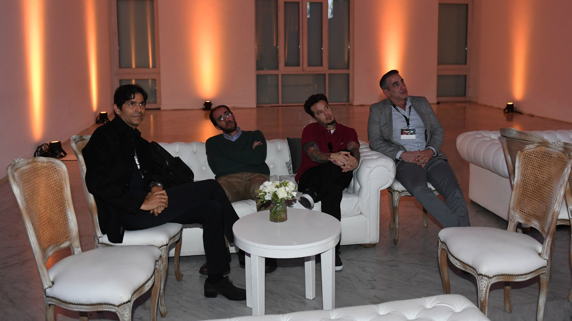 Momento de relax ante de que Santana suba al escenario para su masterclass. Sebastián Ortega lo escuchó con atención y admiración