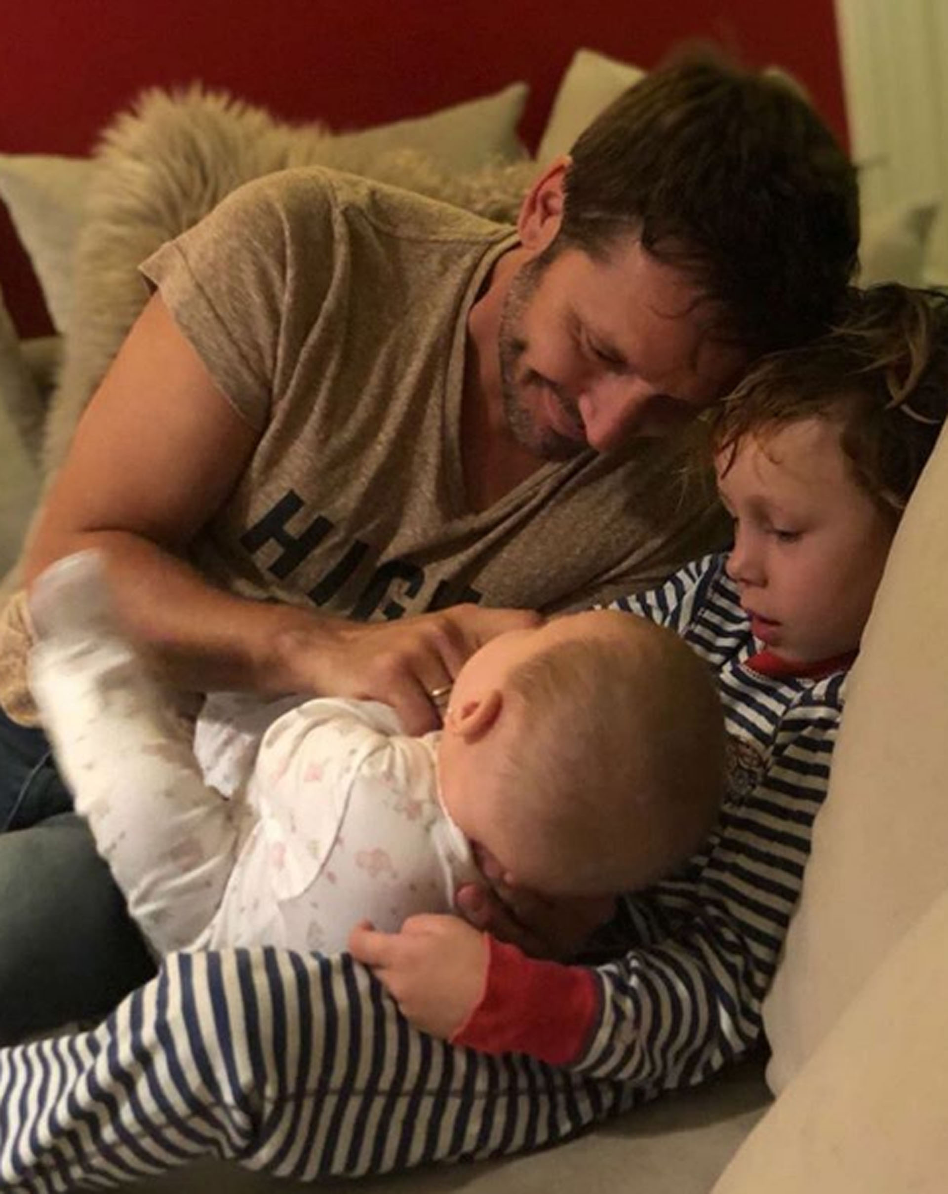Magnolia con su papá y uno de sus hermanos (Instagram de Benjamín Vicuña)