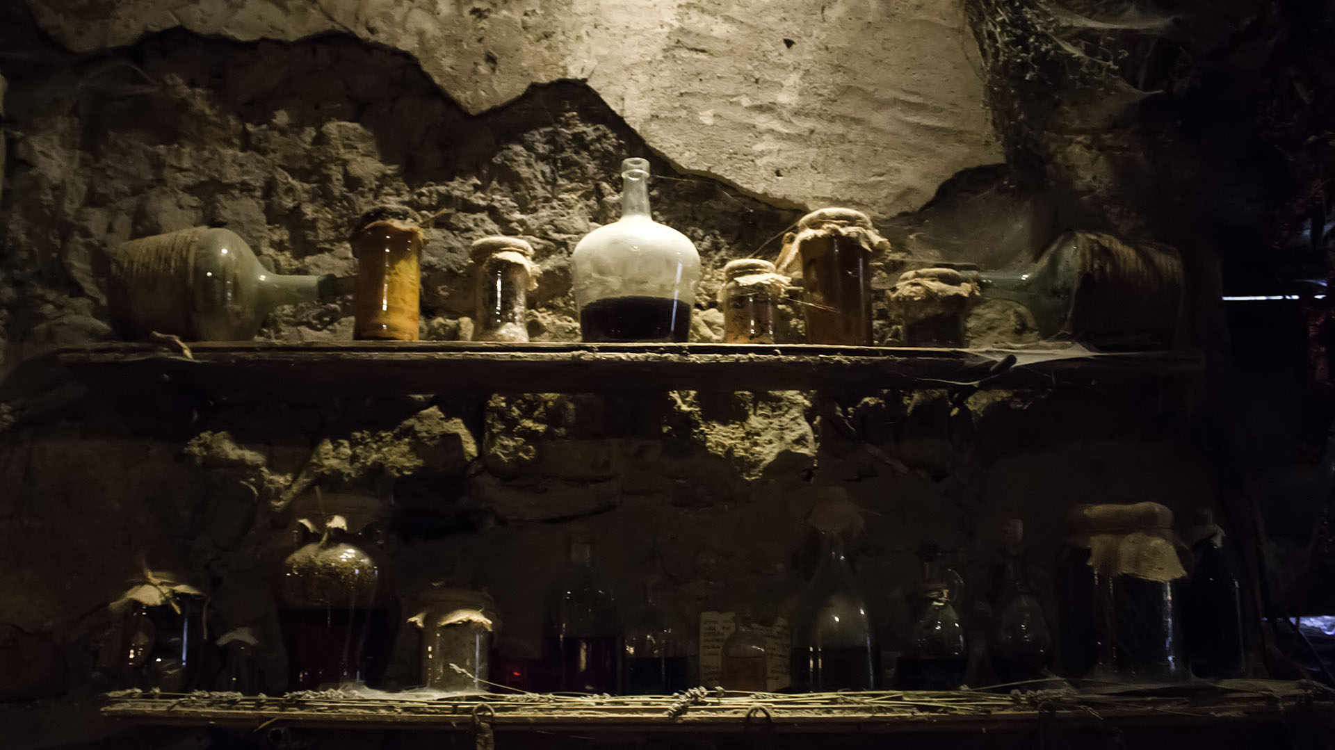 A unos metros del cuerpo, la policía encontró elementos de rituales satánicos (Foto: Archivo /Getty Images)