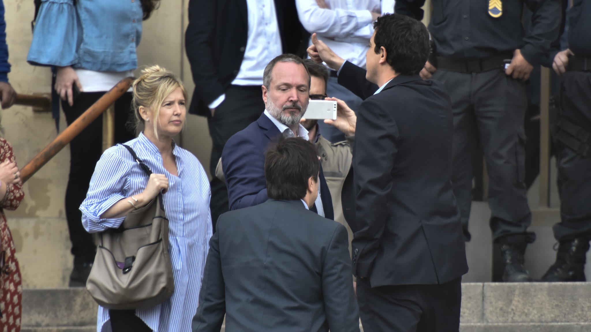 Cristina Álvarez Rodríguez, Martín Sabbatella y Eduardo Wado de Pedro (con el pulgar en el alto) en el ingreso principal de los tribunales de Comodoro Py