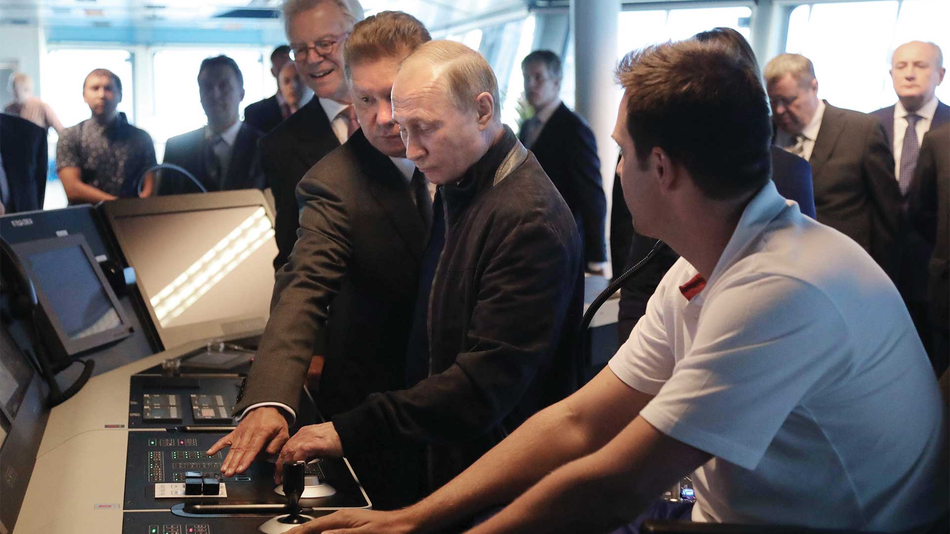 Vladimir Putin y el titular de Gazprom, Alexei Miller, monitorean las obras del gasoducto Turk Stream. Foto: AFP.