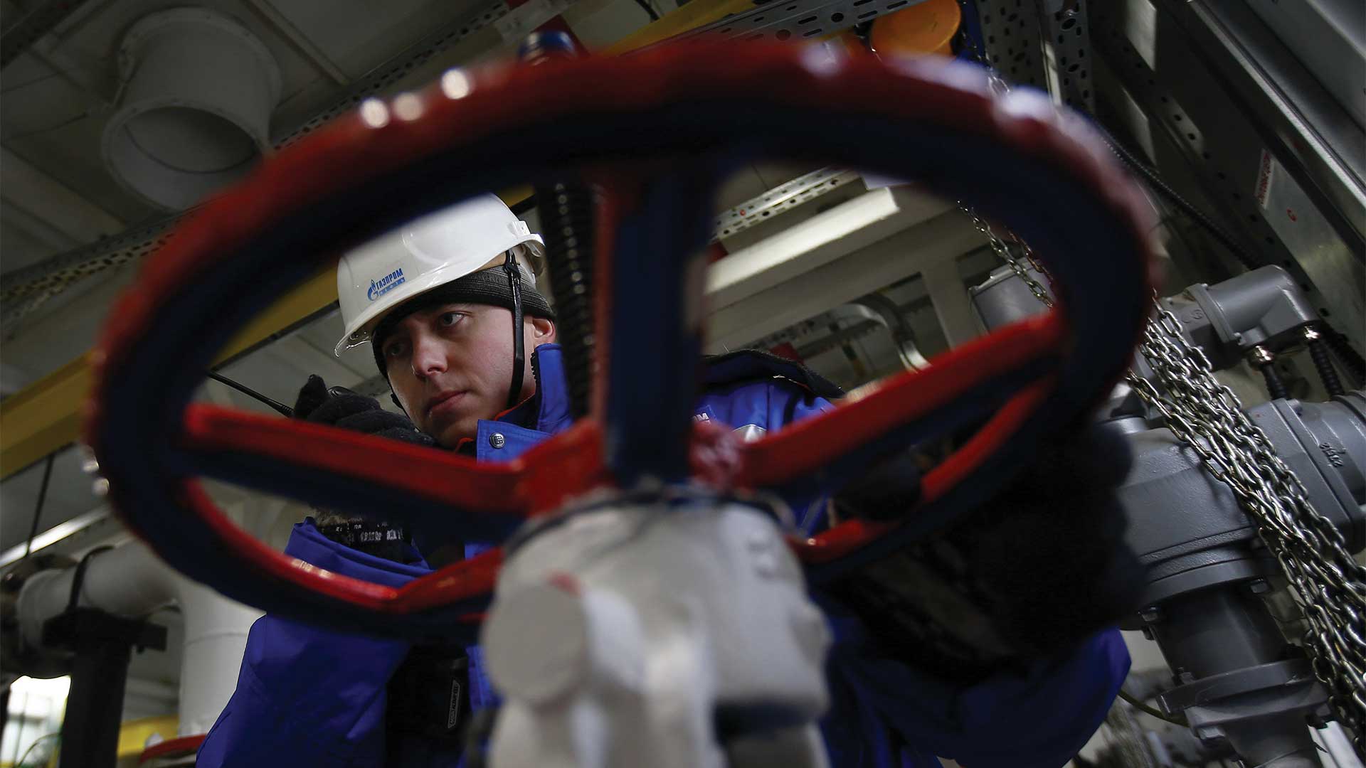 Un trabajador de Gazprom en la planta de Novoprtovskoye, ubicada en la península de Yamal. Foto: AFP.