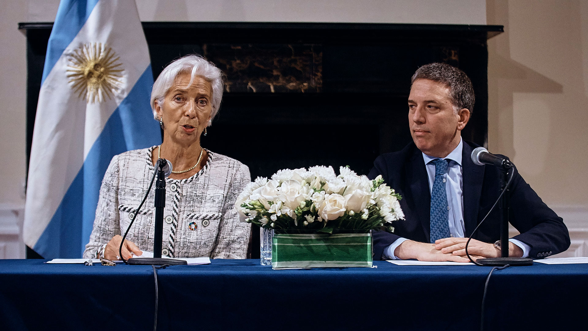 Nicolas Dujovne y Christine Lagarde en una conferencia de prensa en Nueva York