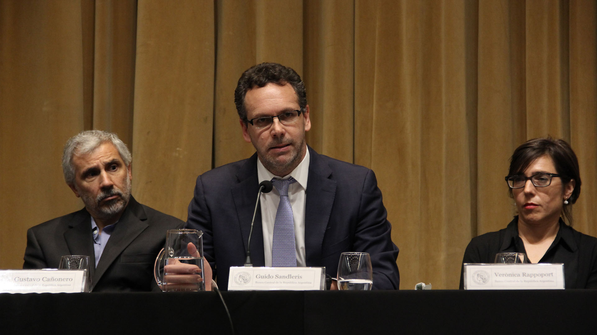 La autoridad monetaria, junto a los vicepresidentes Gustavo Cañonero y Verónica Rappoport (Matias Baglietto)