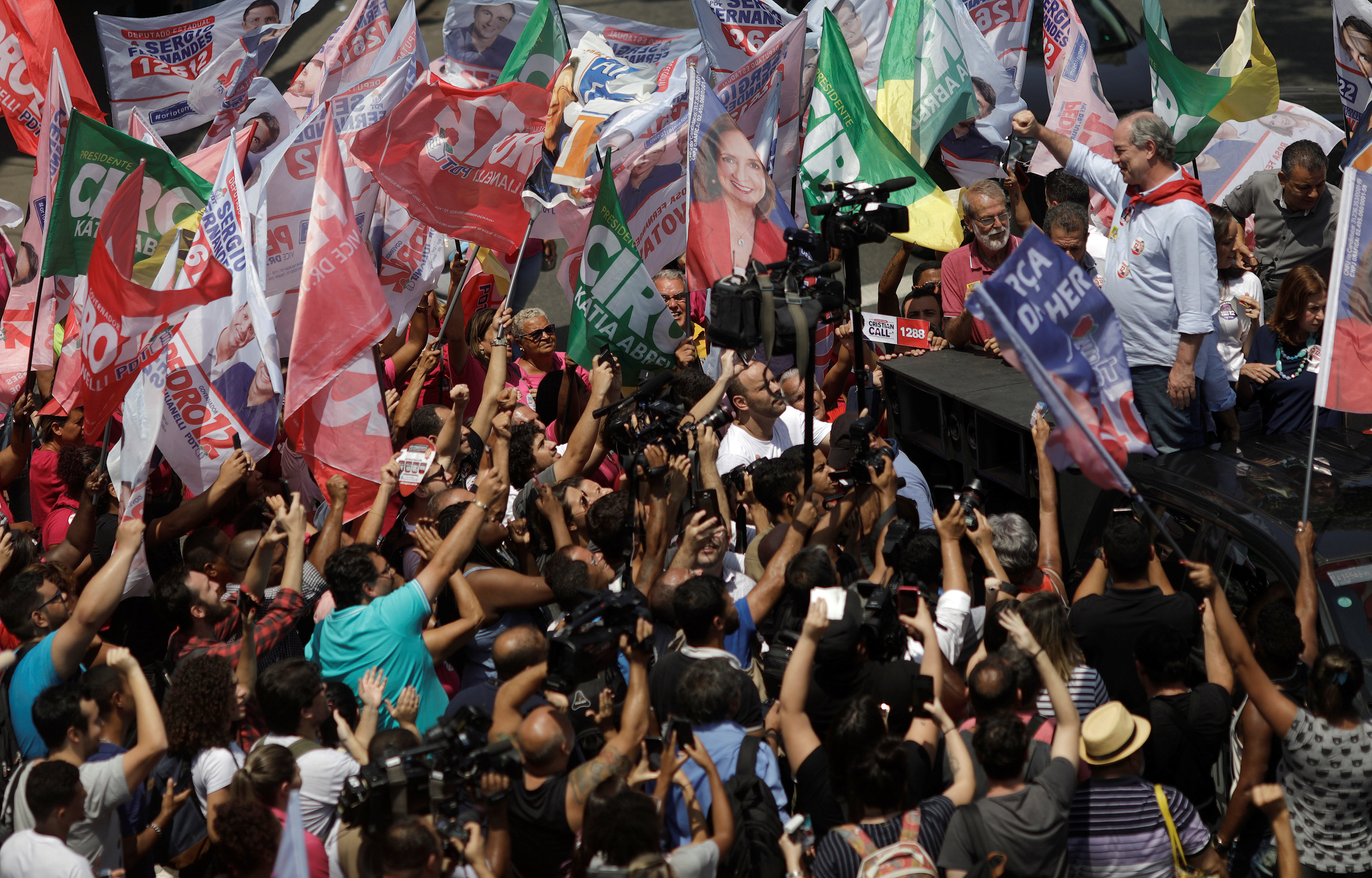 El candidato de centro izquierda Ciro Gomes durante un acto de campaña en Rio de Janeiro (REUTERS/Ricardo Moraes)