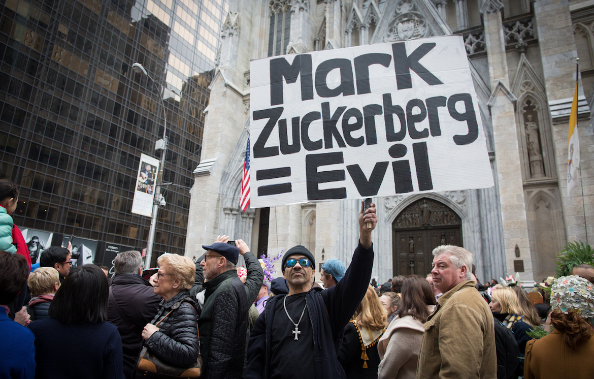 Una manifestación post estallido del escándalo de filtraciones de Cambridge Analytica en la Quinta Avenida de Nueva York