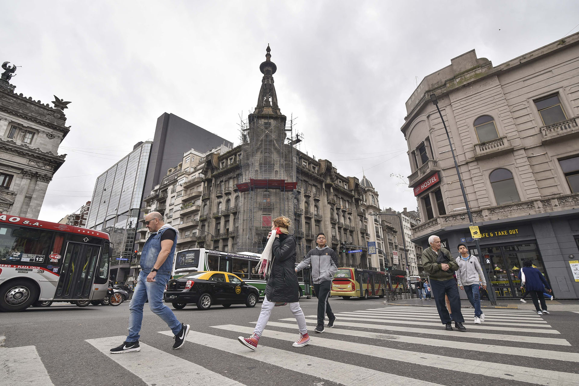 La Confitería El Molino, en la esquina de Callao y Rivadavia, está en proceso de recuperación (Guille Llamos)